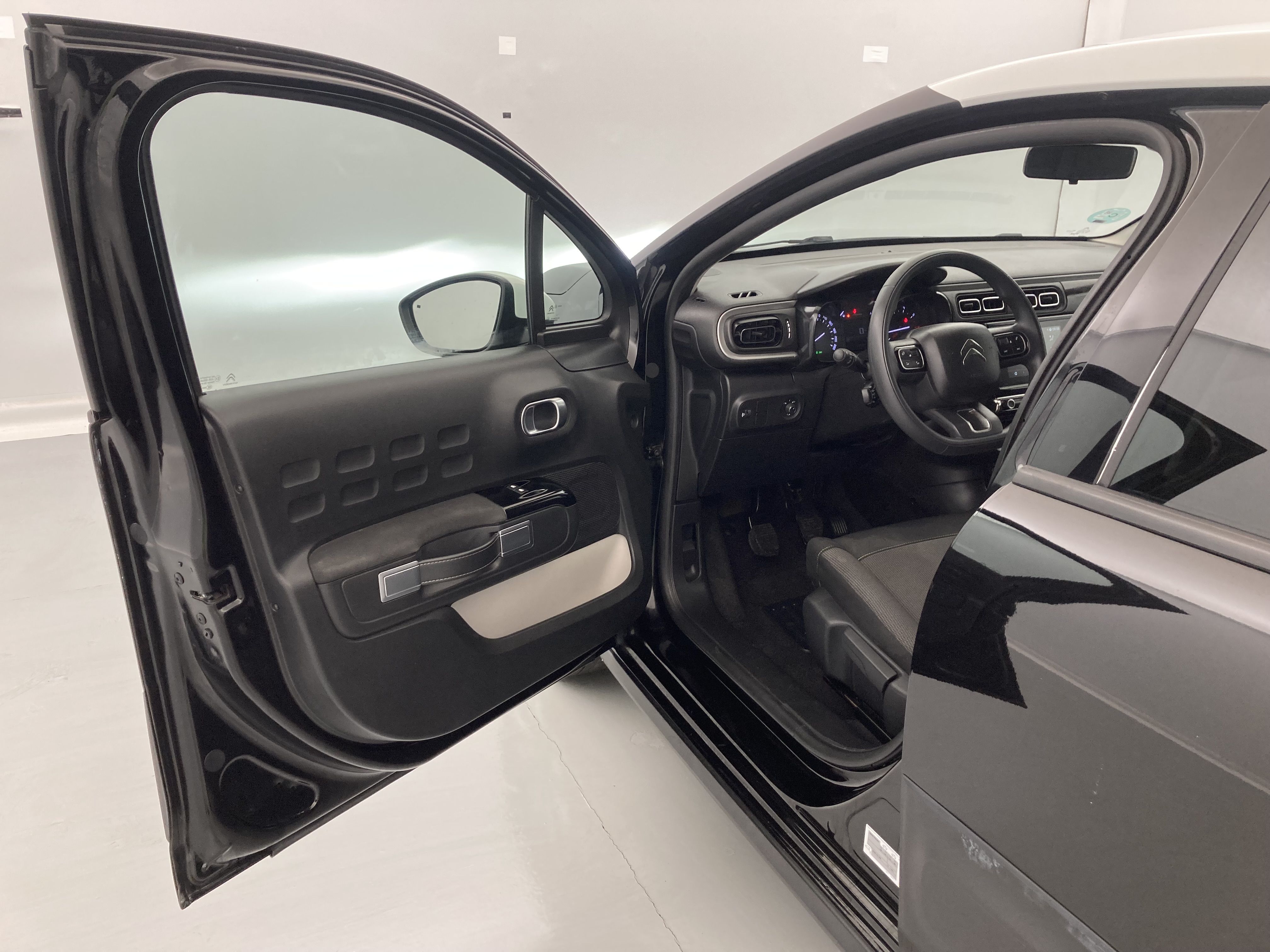 citroen c3 origin max 1.2 PURETECH 83 2024 negro perla nera / blanco 16