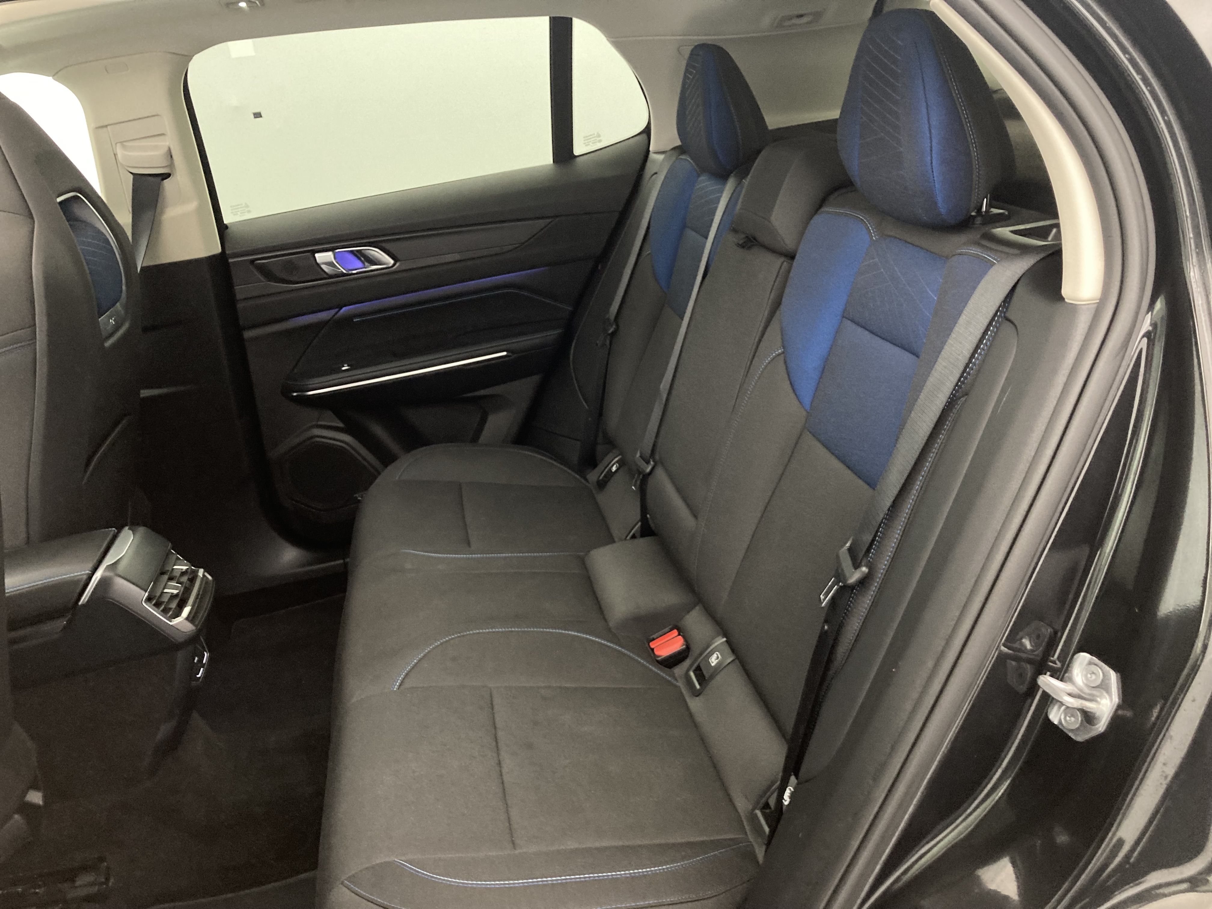 lynk&co 1 nv 1.5 PHEV 261 2022 black 22