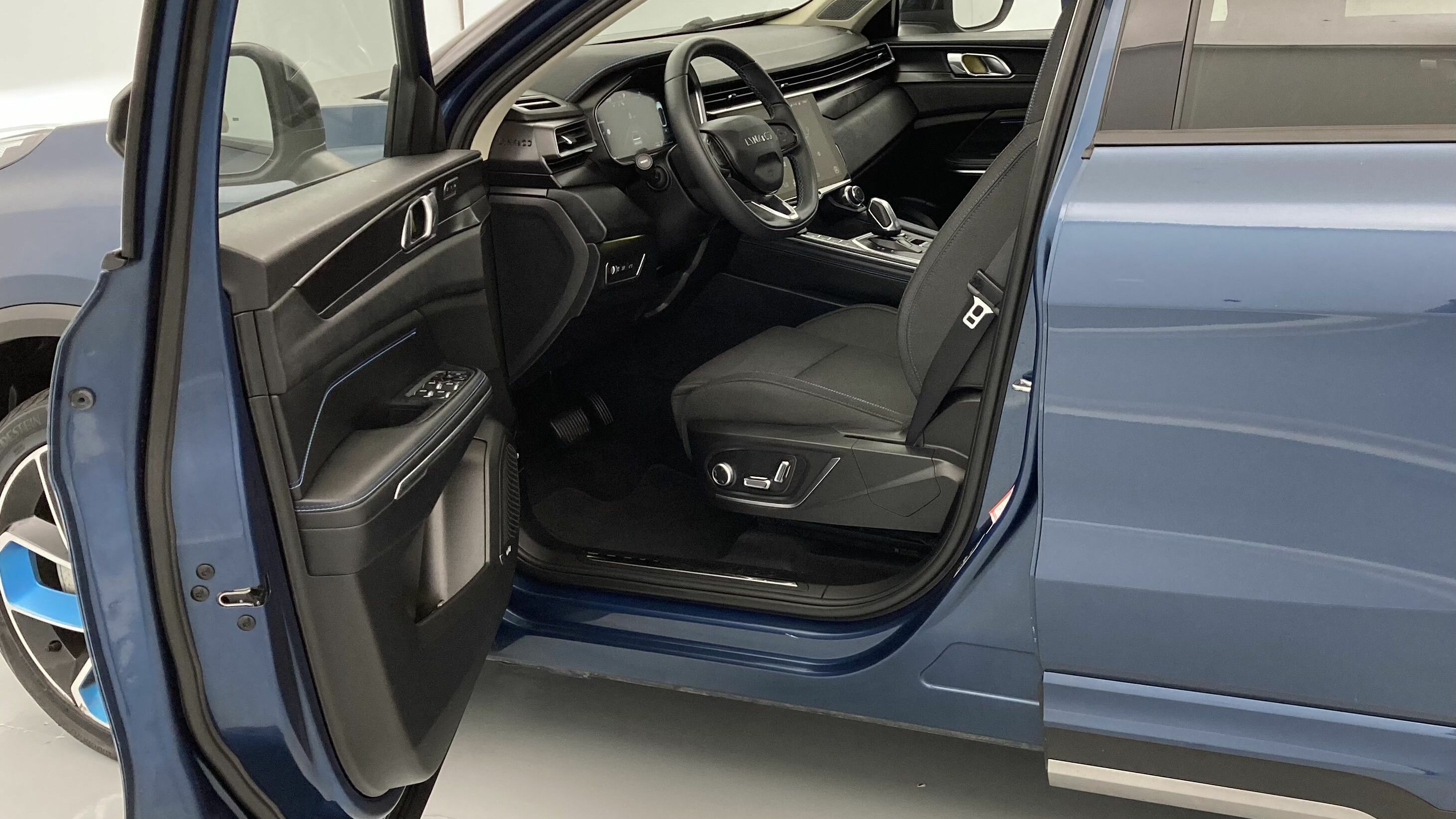 lynk&co 1 nv 1.5 PHEV 261 2022 blue 13