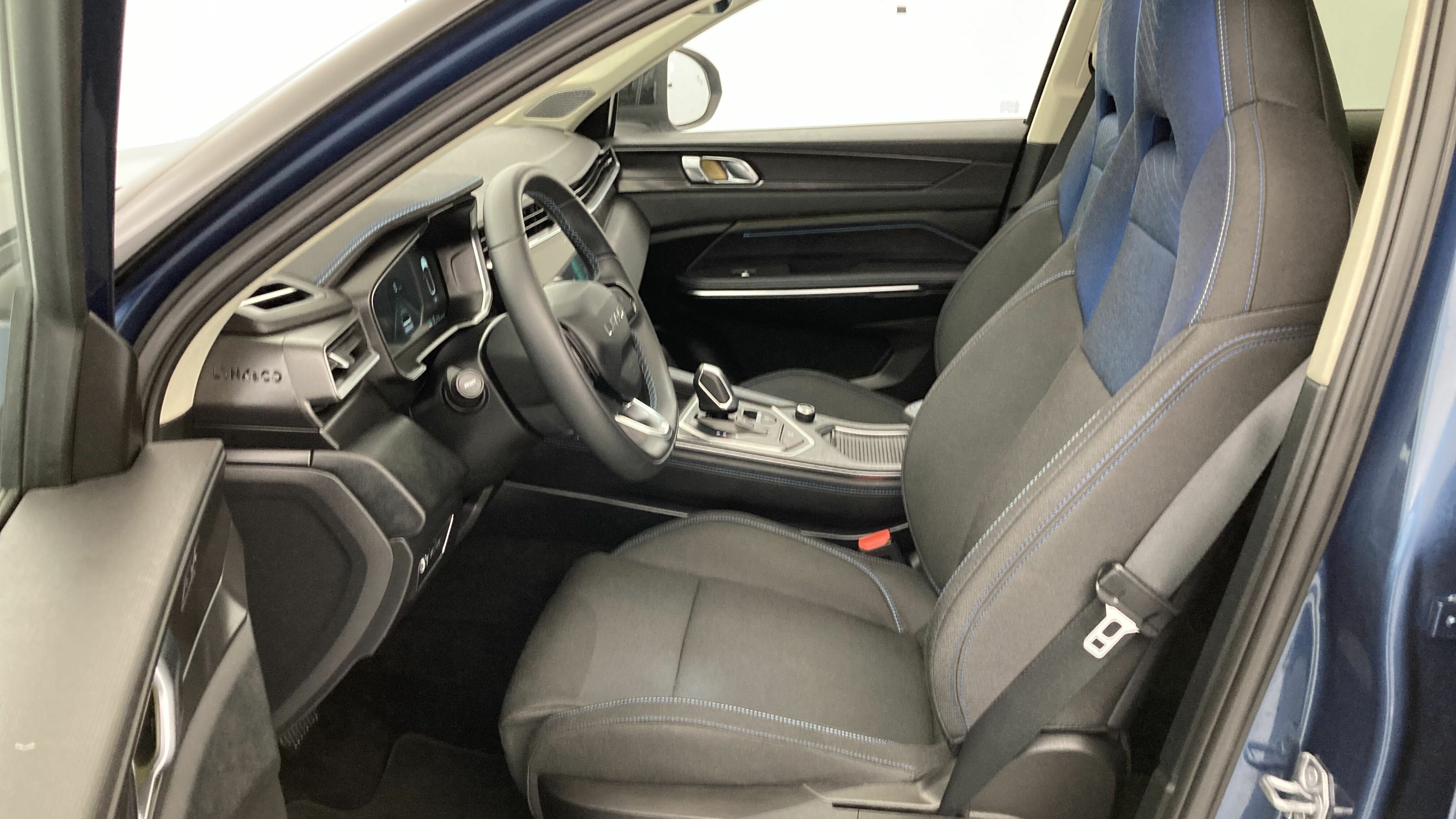 lynk&co 1 nv 1.5 PHEV 261 2022 blue 14