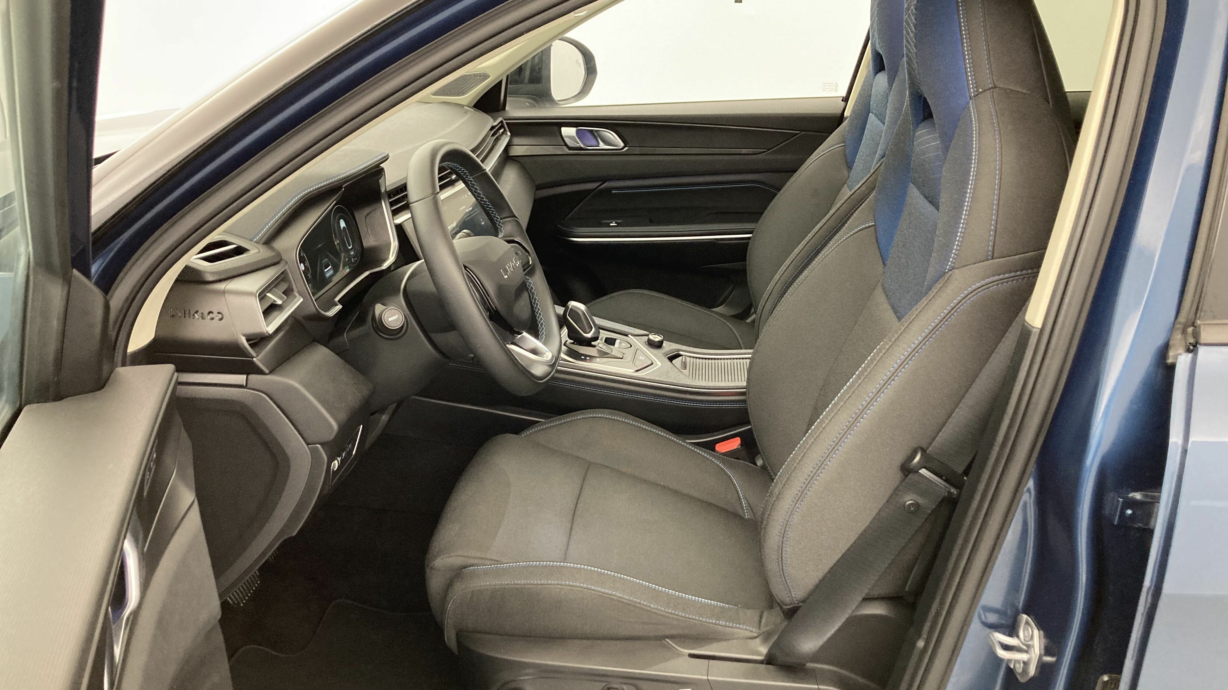 lynk&co 1 nv 1.5 PHEV 261 2022 blue 14