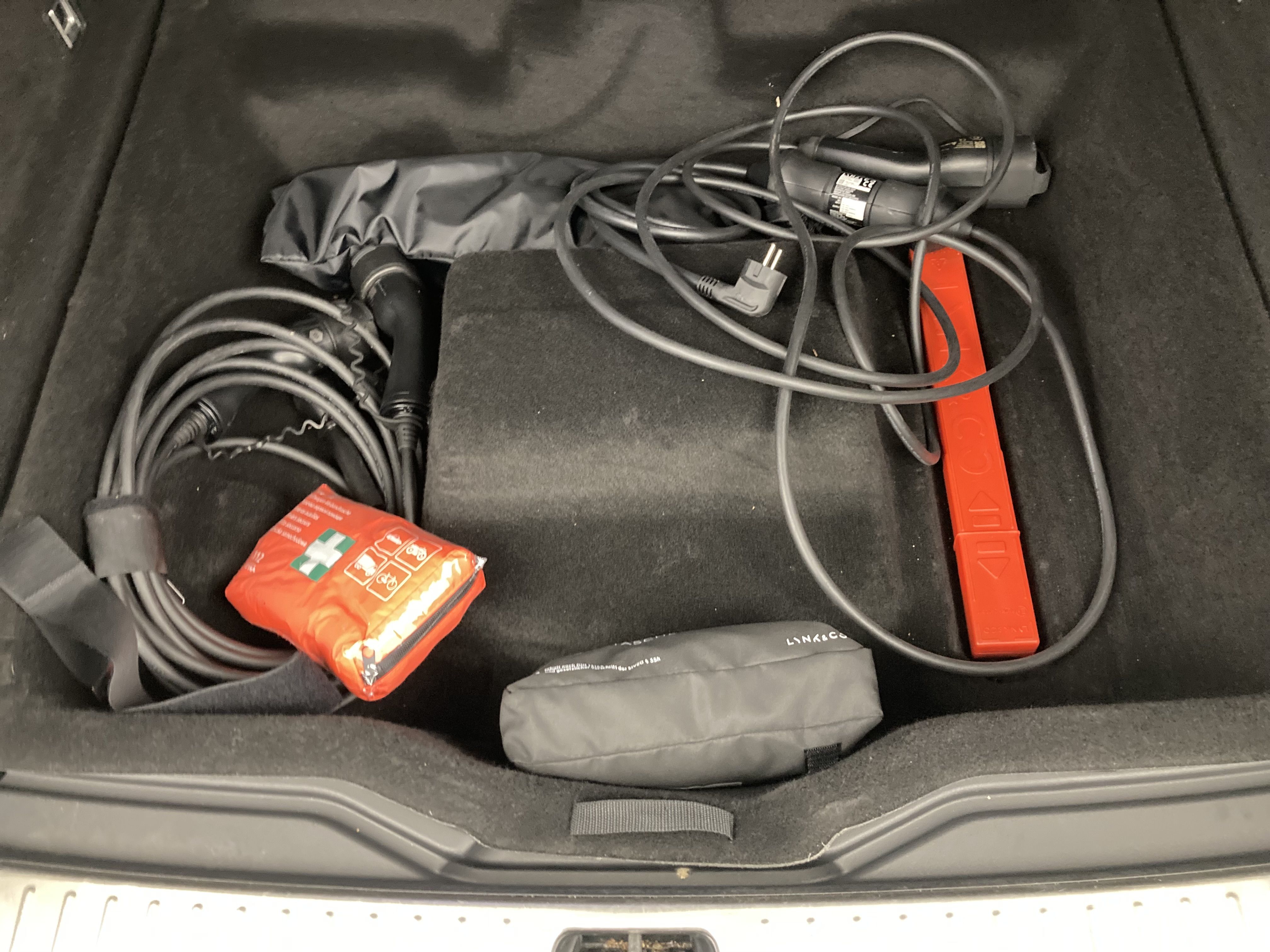 lynk&co 1 nv 1.5 PHEV 261 2022 black 24