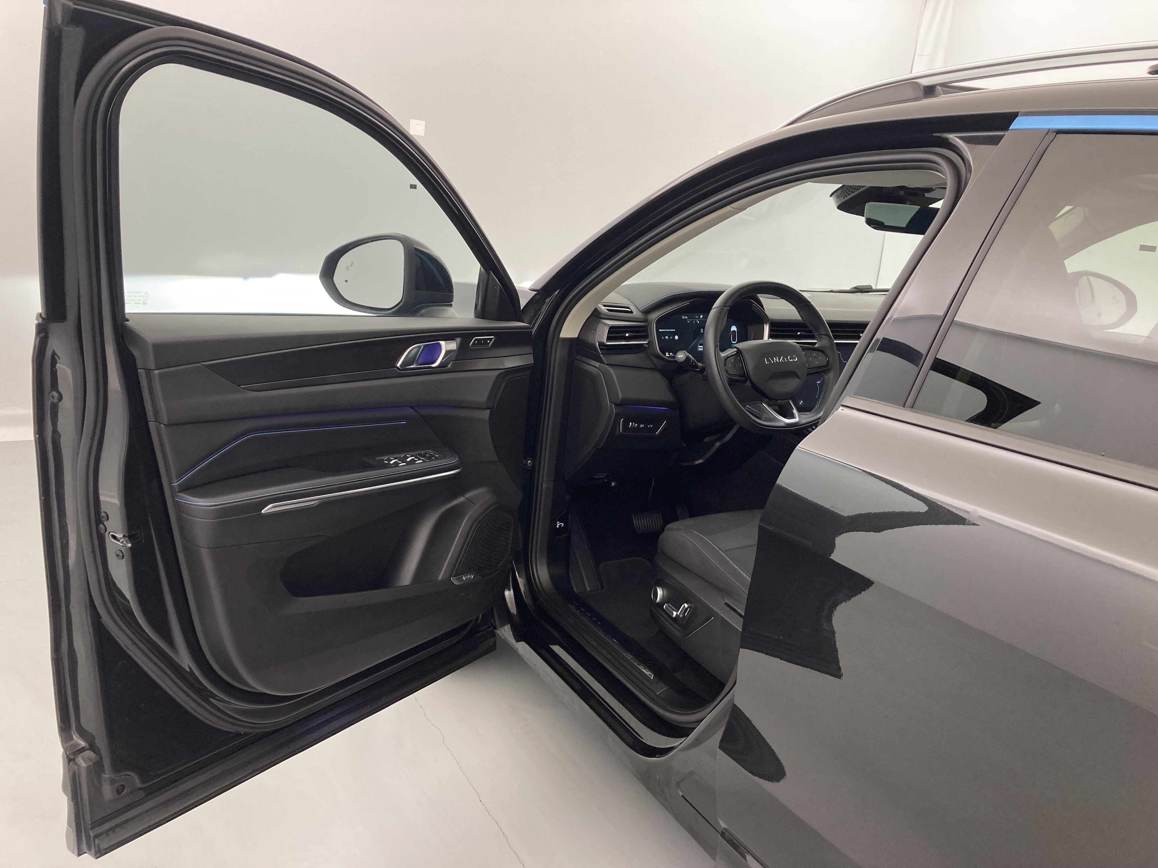 lynk&co 1 nv 1.5 PHEV 261 2022 black 19