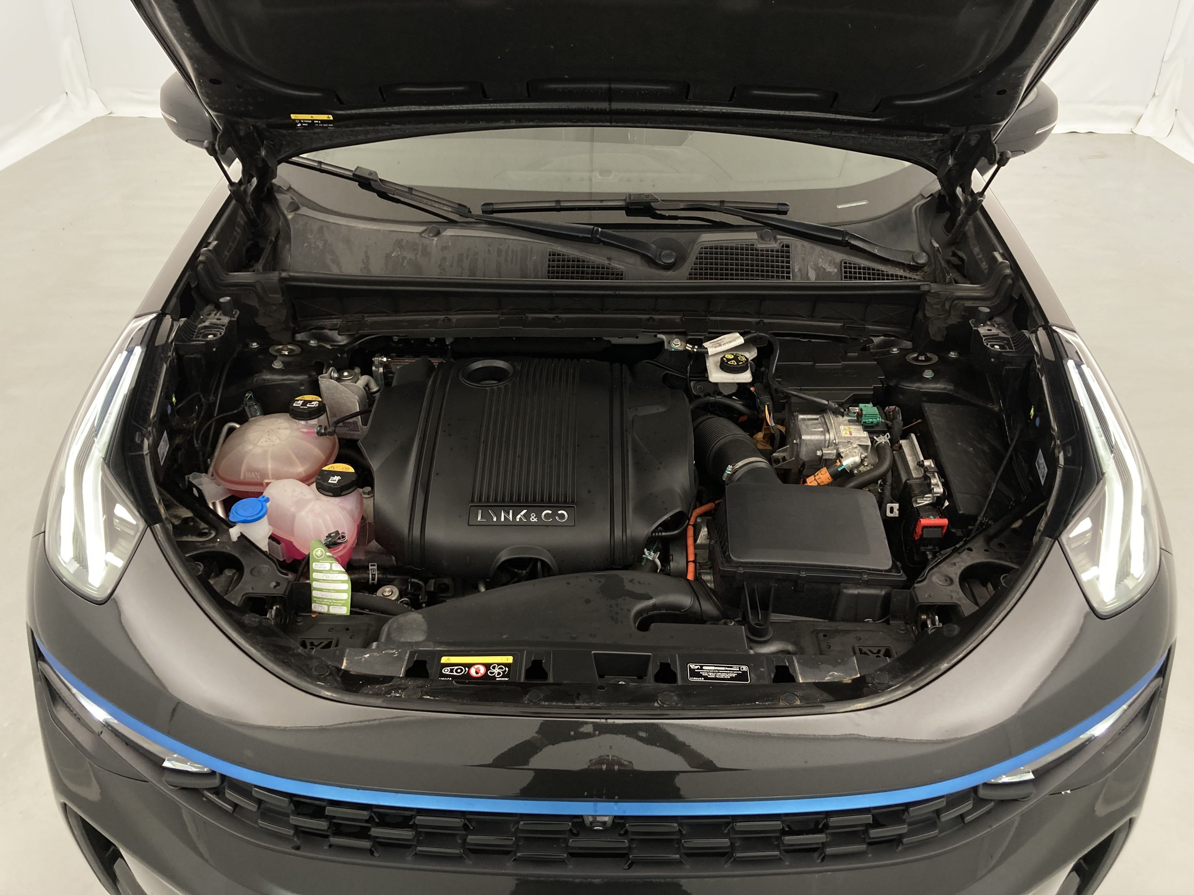 lynk&co 1 nv 1.5 PHEV 261 2022 black 23
