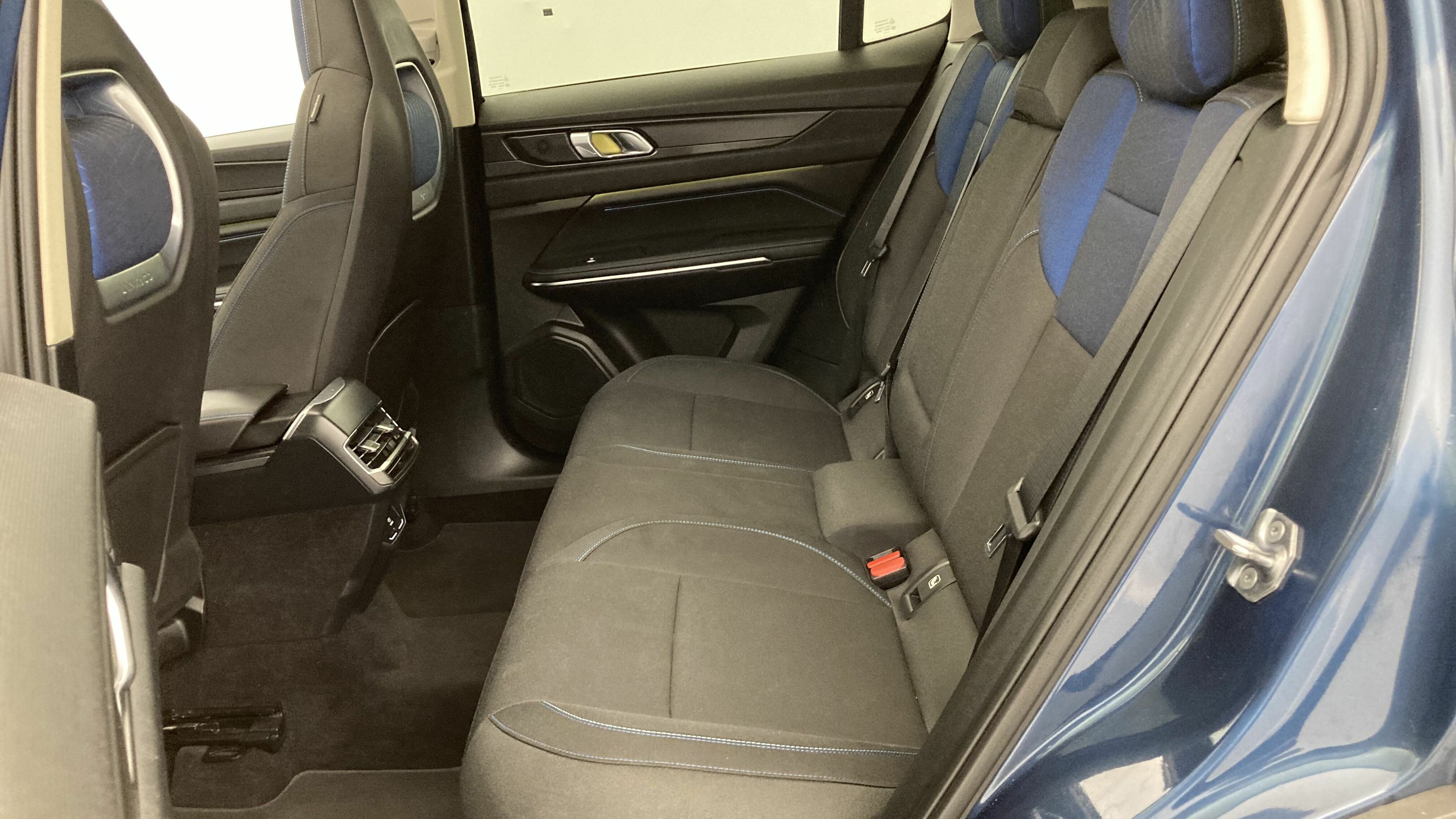 lynk&co 1 nv 1.5 PHEV 261 2022 blue 21