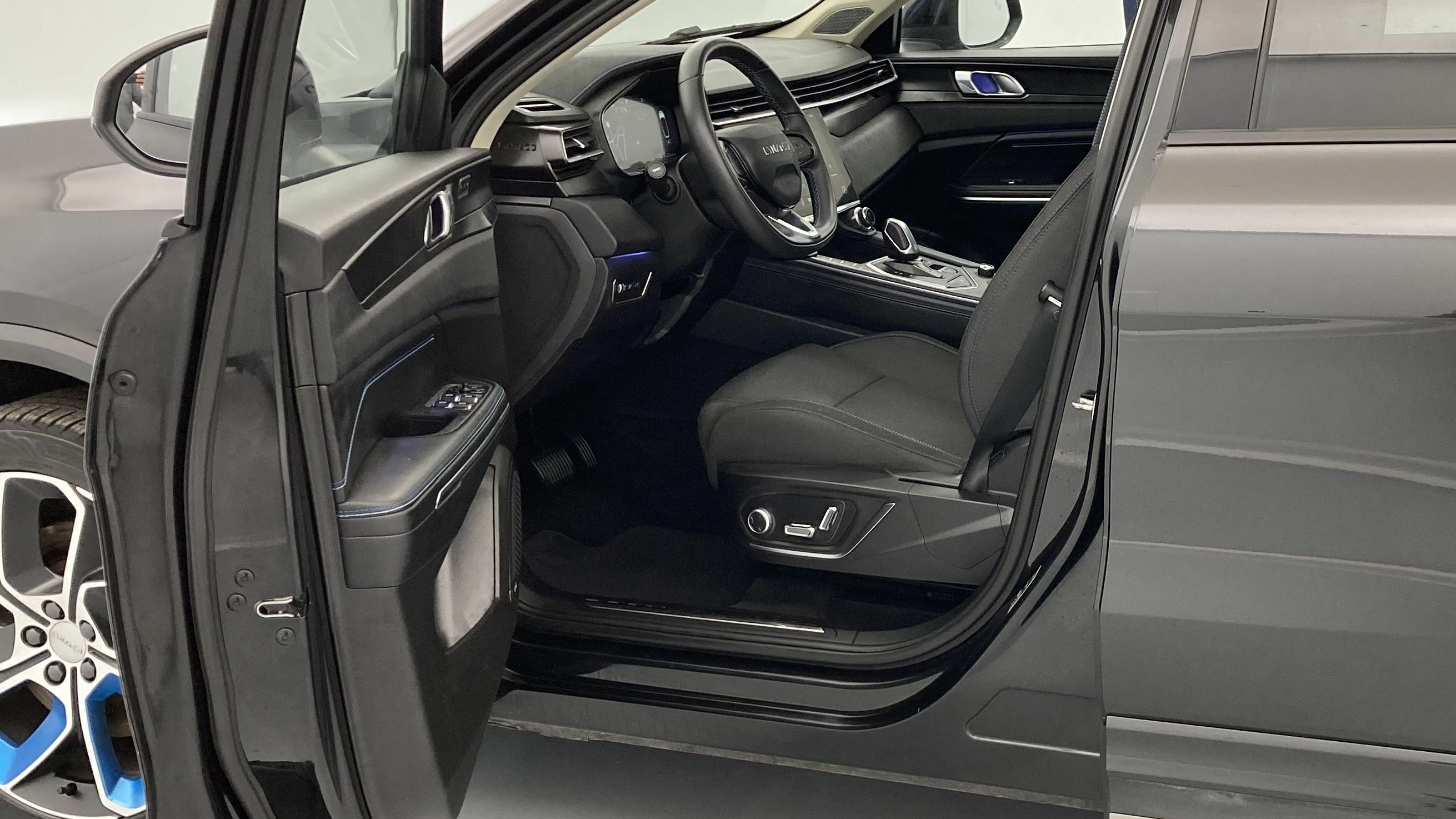 lynk&co 1 nv 1.5 PHEV 261 2022 black 13