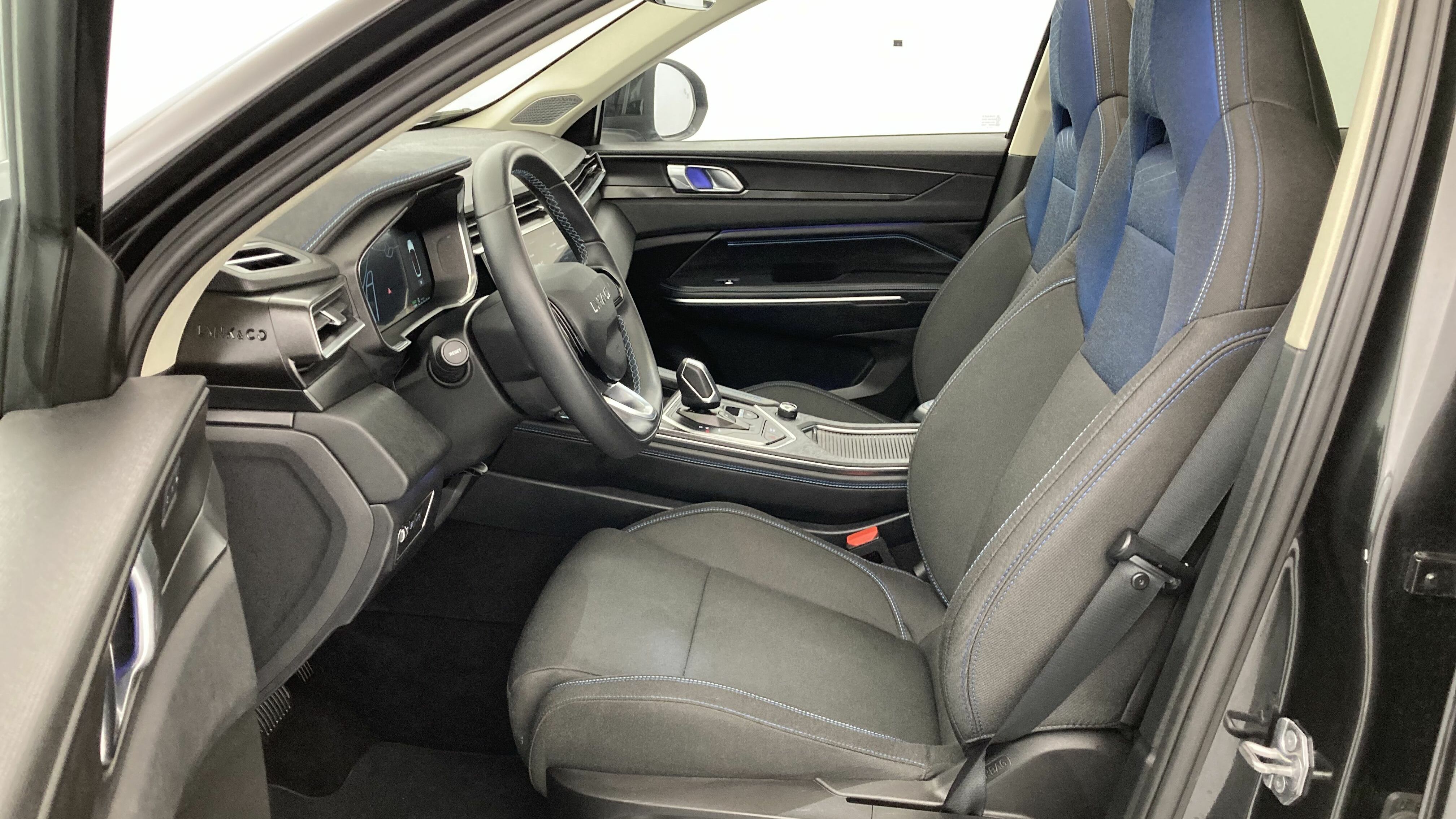 lynk&co 1 nv 1.5 PHEV 261 2022 black 14