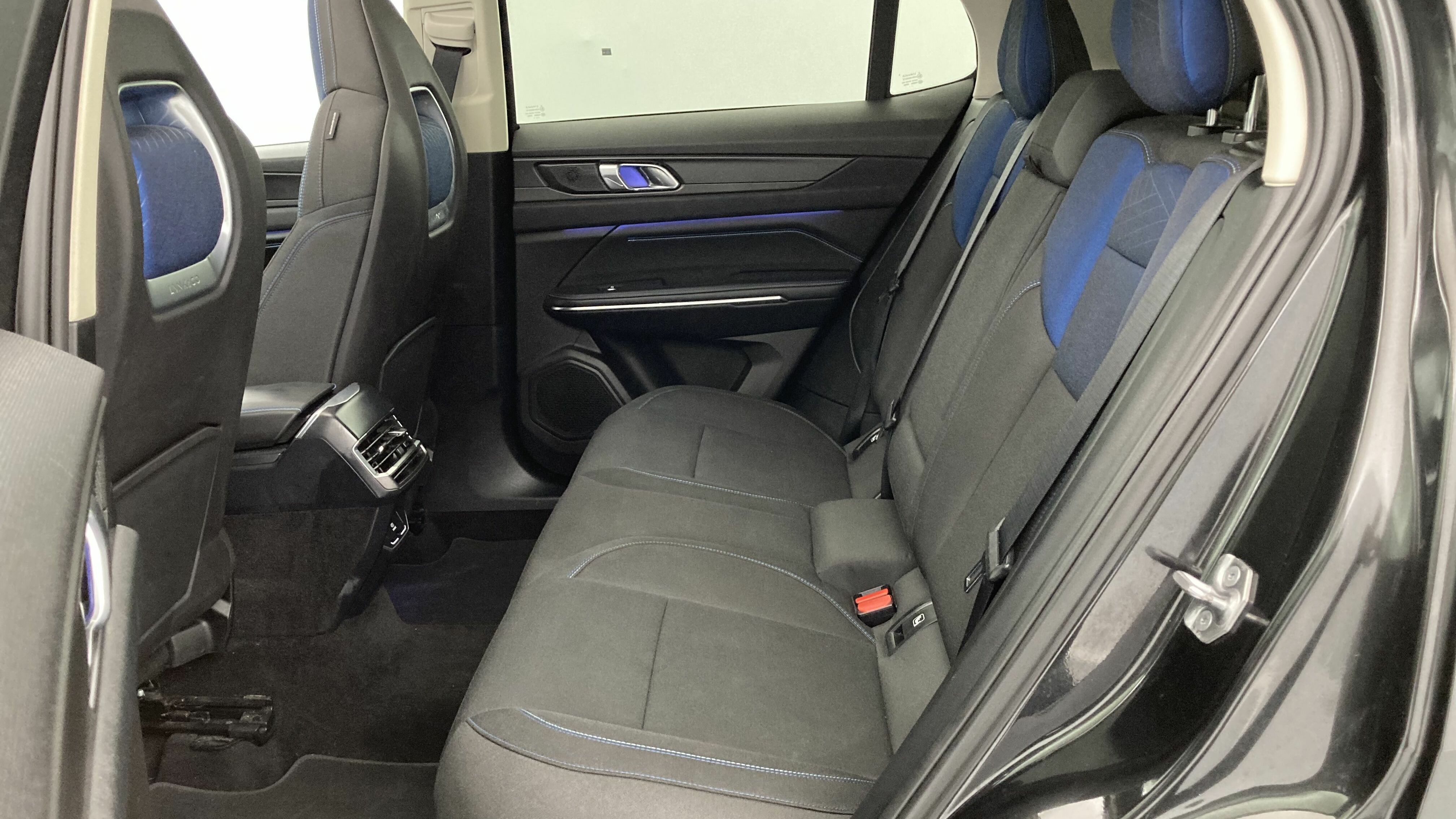 lynk&co 1 nv 1.5 PHEV 261 2022 black 21