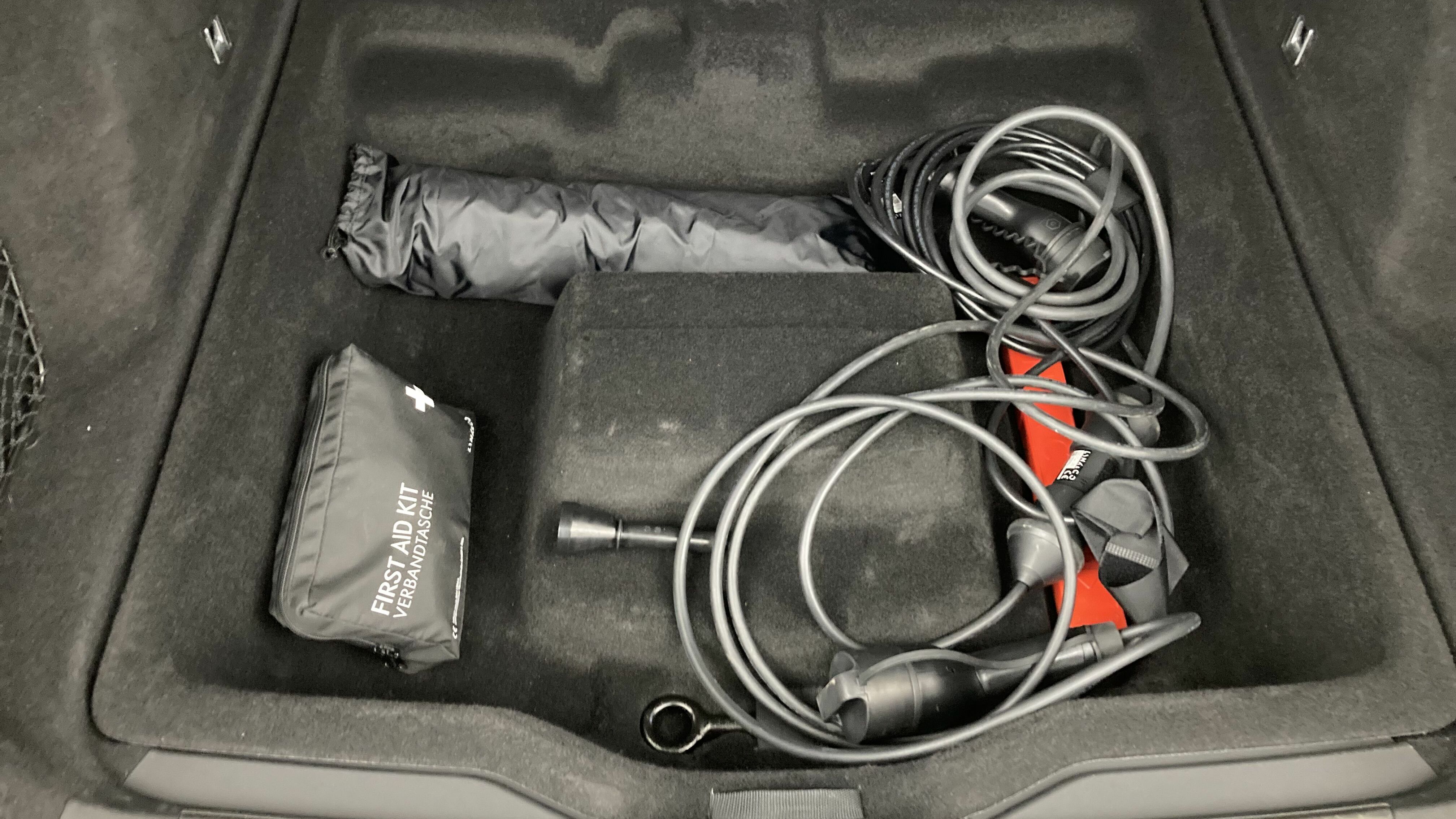 lynk&co 1 nv 1.5 PHEV 261 2022 black 23