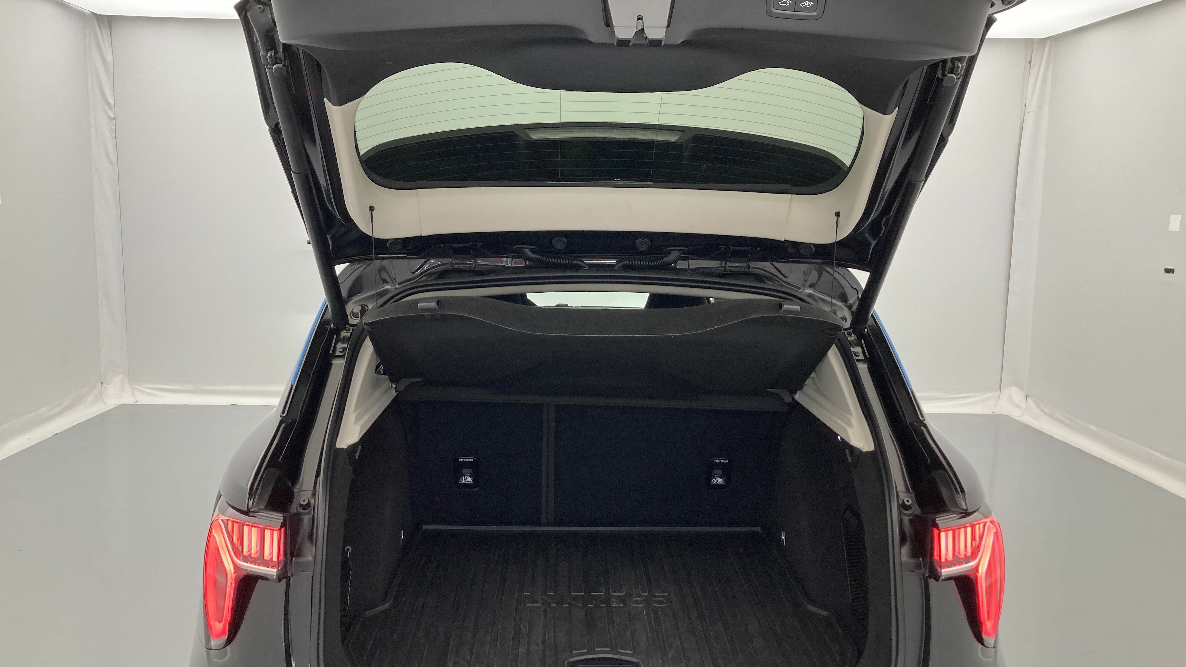 lynk&co 1 nv 1.5 PHEV 261 2022 black 24