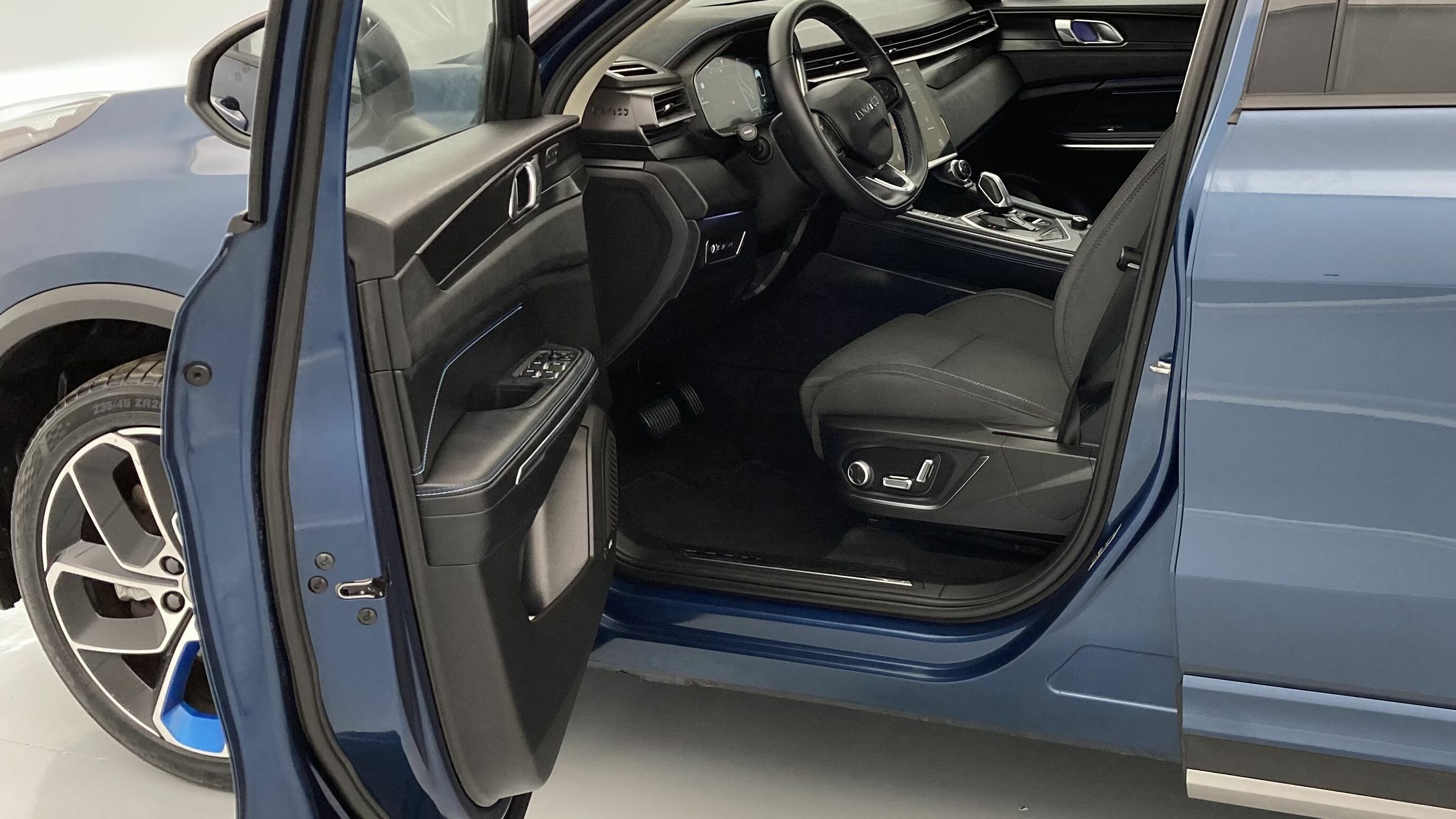 lynk&co 1 nv 1.5 PHEV 261 2022 blue 13