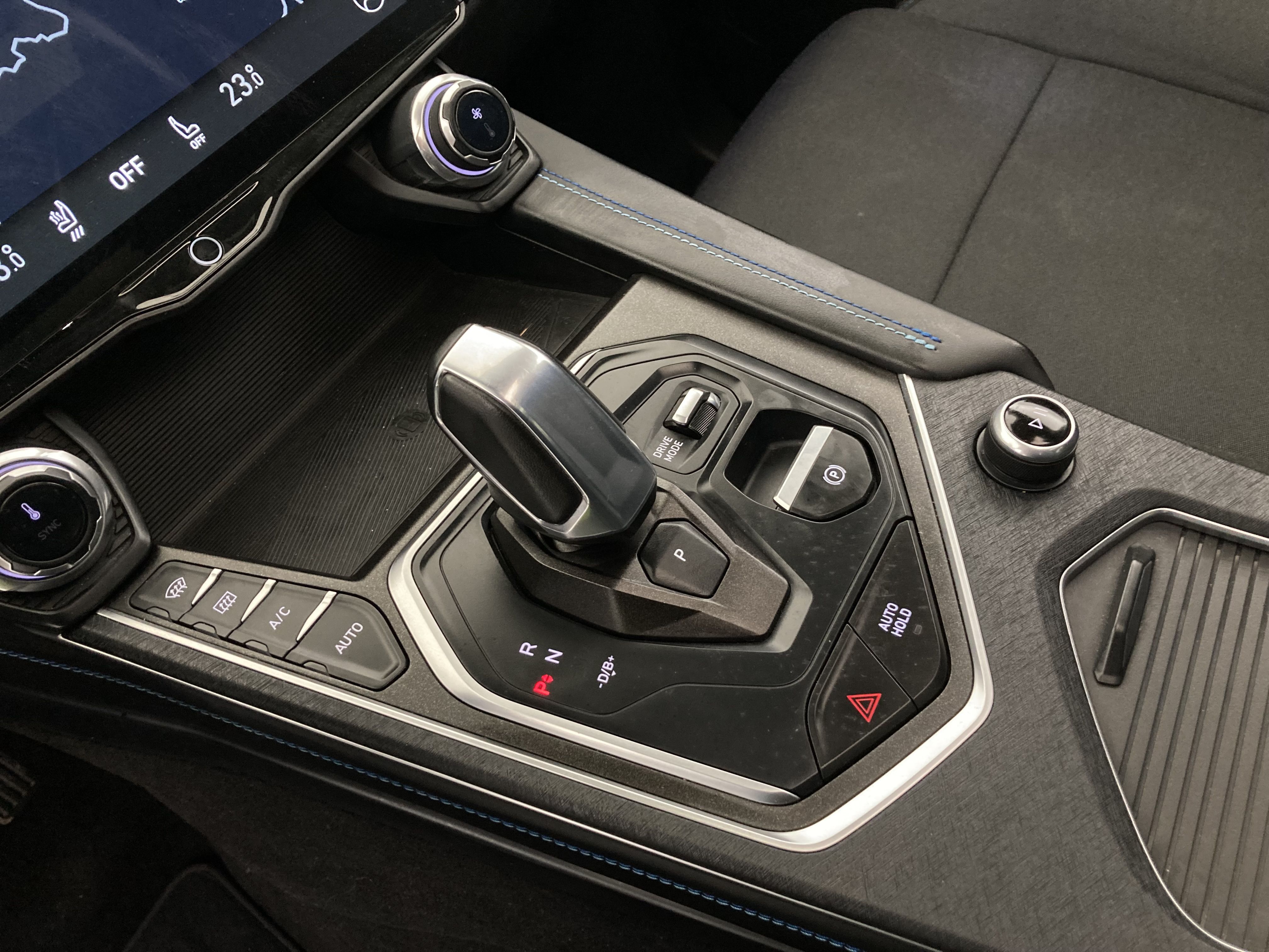 lynk&co 1 nv 1.5 PHEV 261 2022 black 12