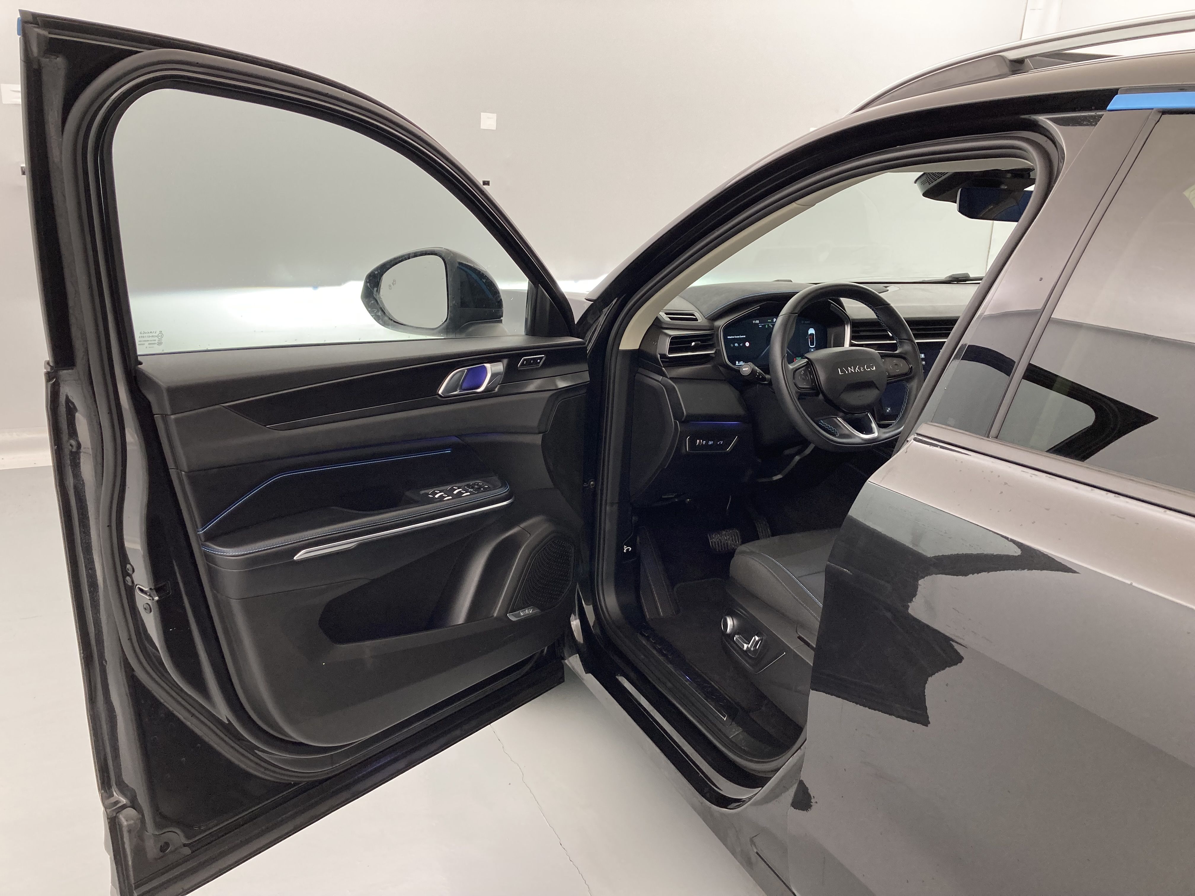 lynk&co 1 nv 1.5 PHEV 261 2022 black 17