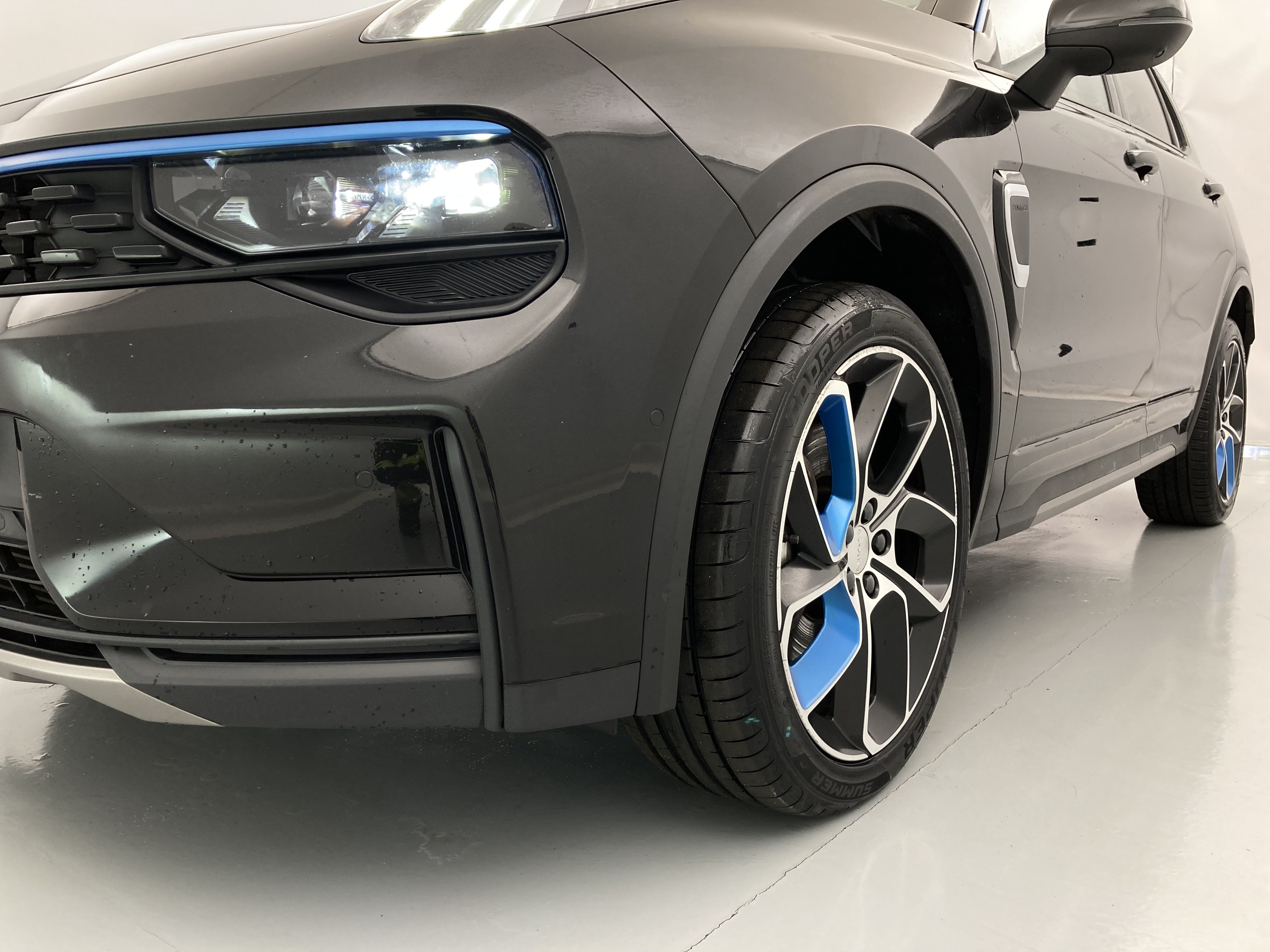 lynk&co 1 nv 1.5 PHEV 261 2022 black 30