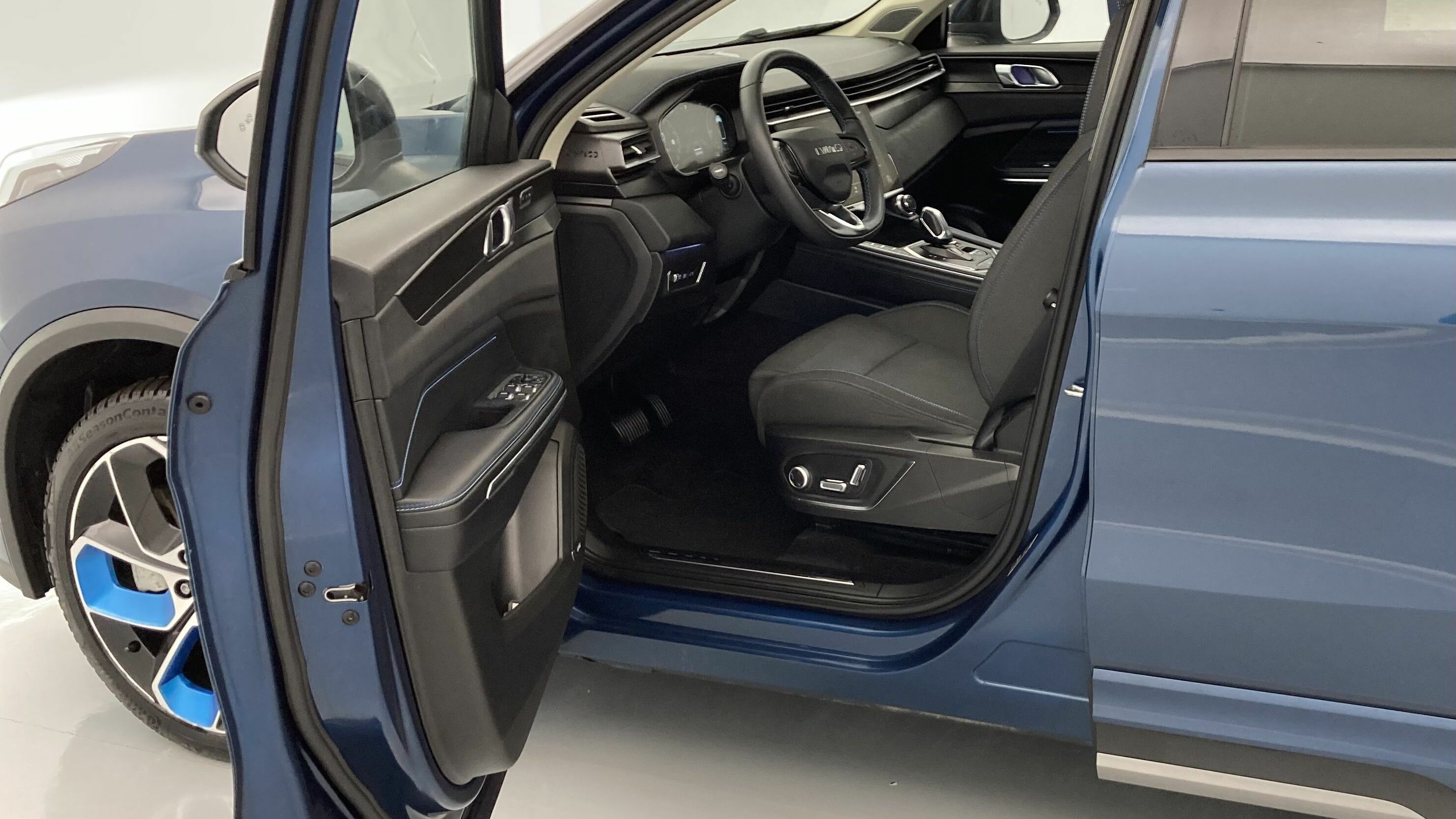 lynk&co 1 nv 1.5 PHEV 261 2022 blue 13