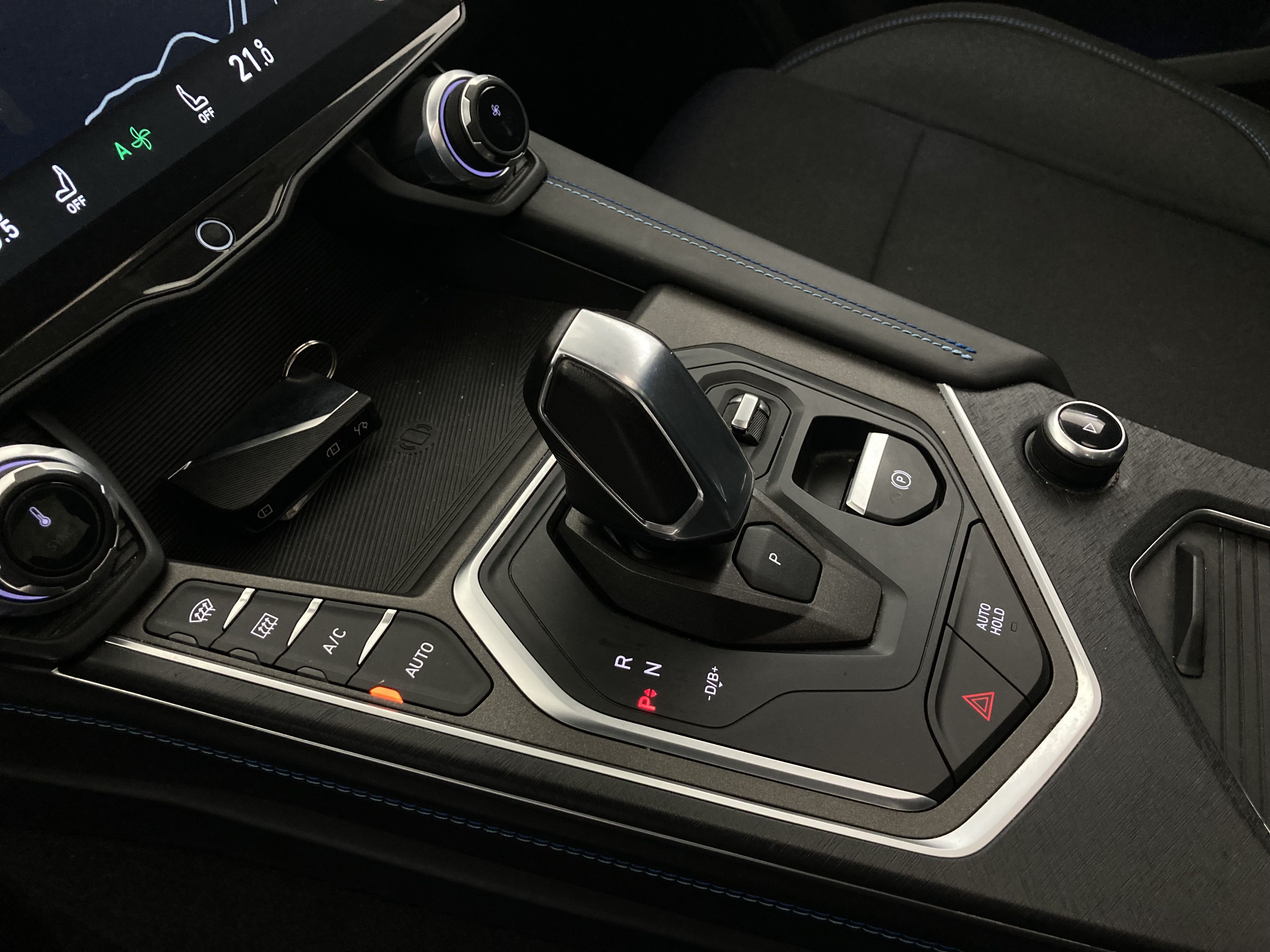 lynk&co 1 nv 1.5 PHEV 261 2022 black 13