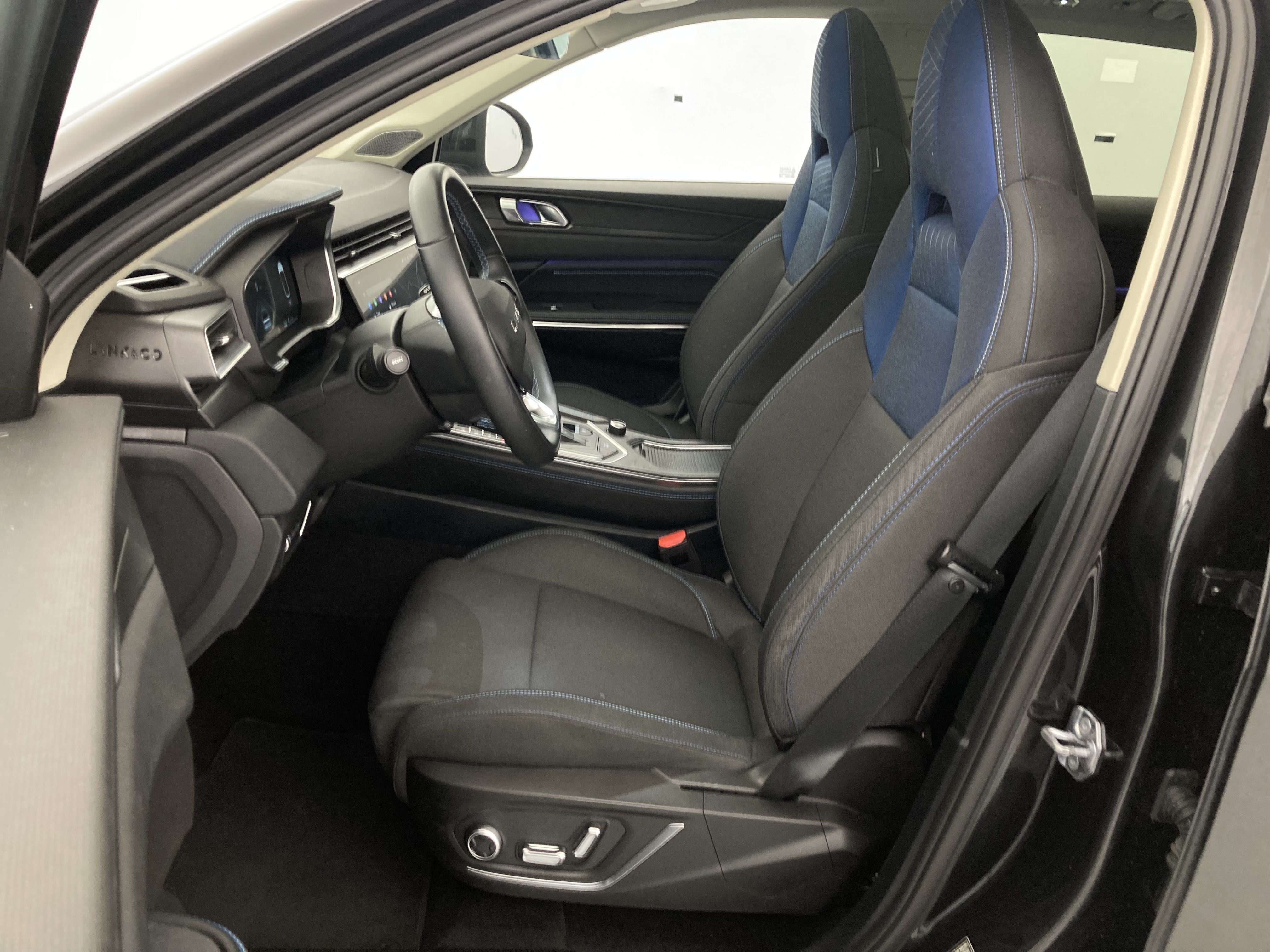 lynk&co 1 nv 1.5 PHEV 261 2022 black 18