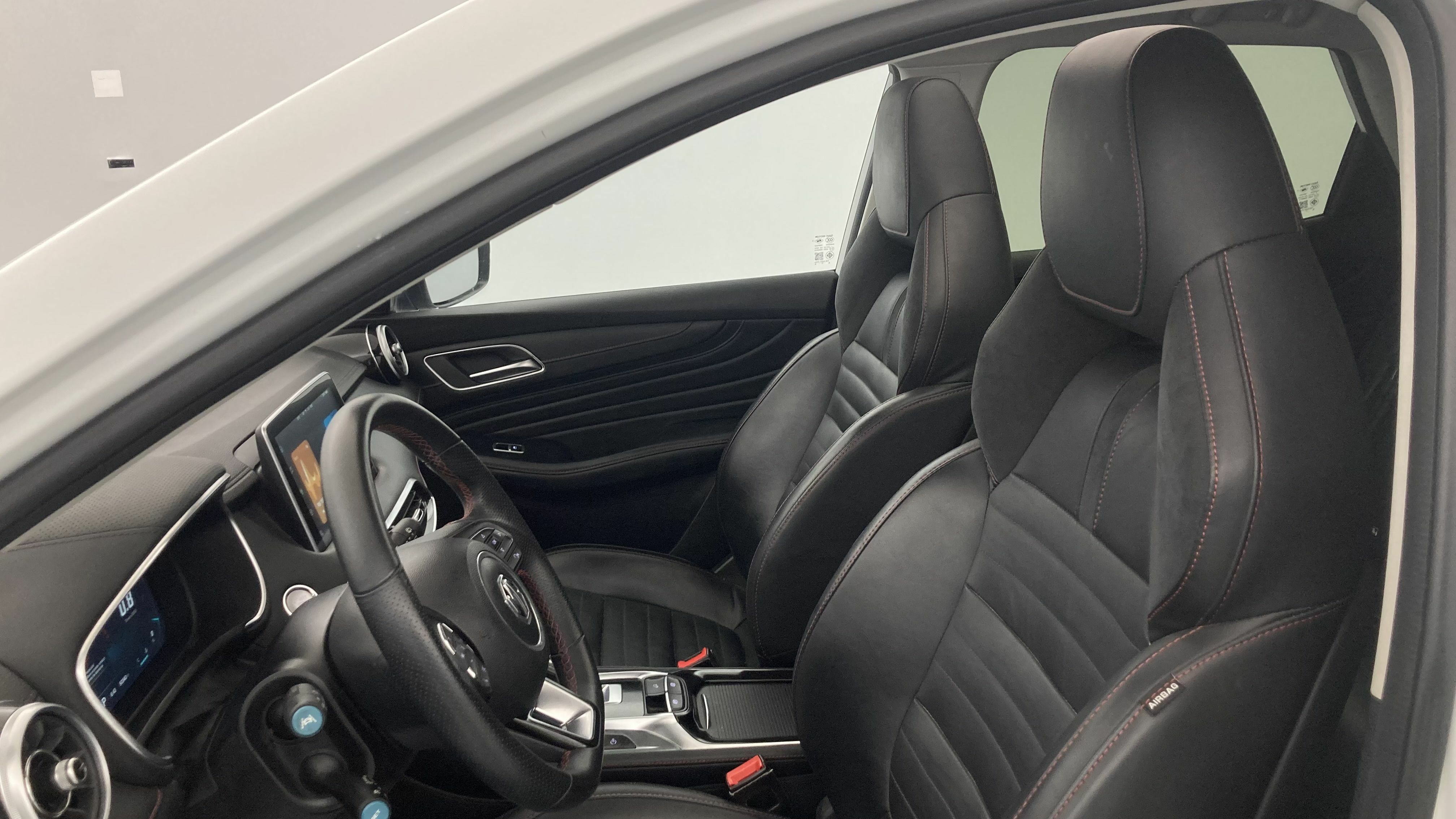 mg hs luxury 1.5 T-GDI 162 AT 2023 white 14