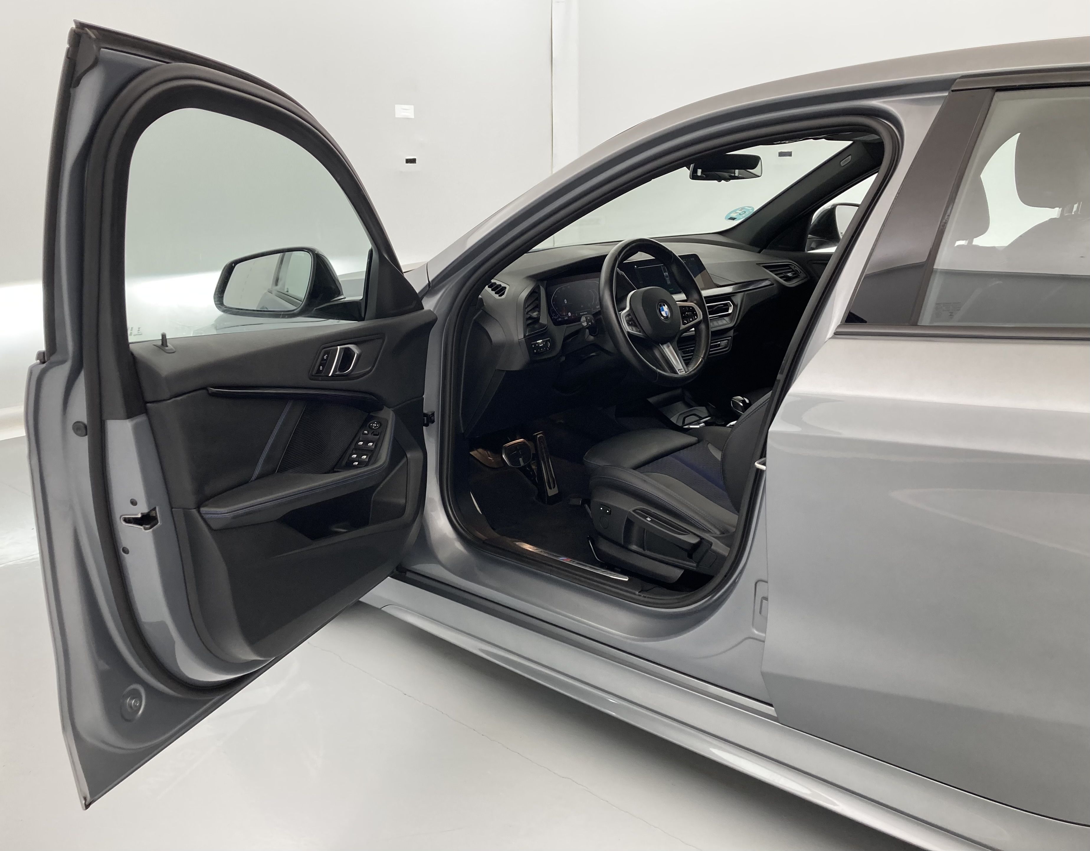 bmw serie 1 m sport 118I 136 STEPTRONIC 2024 skyscraper grau 18