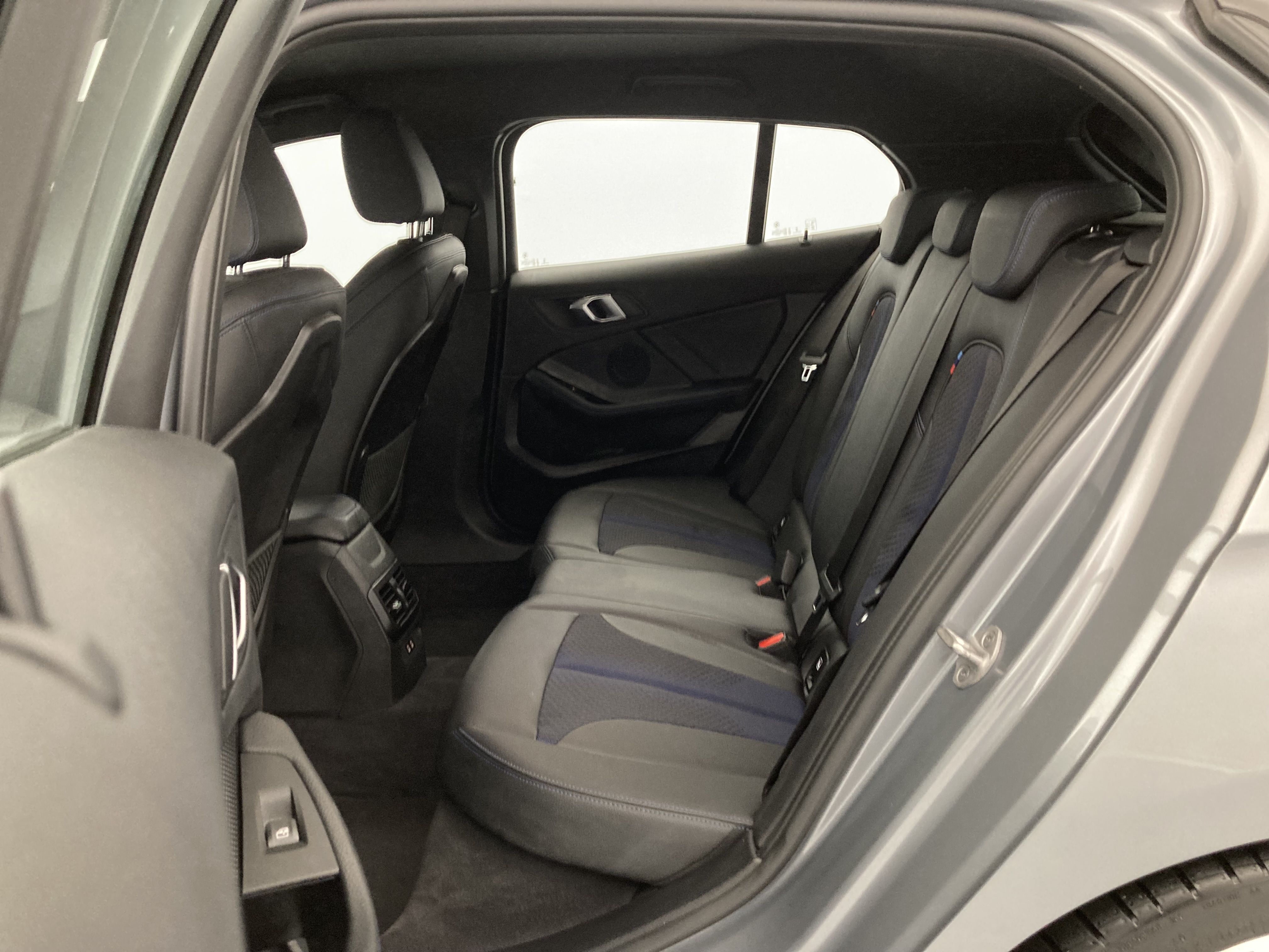 bmw serie 1 m sport 118I 136 STEPTRONIC 2024 skyscraper grau 20