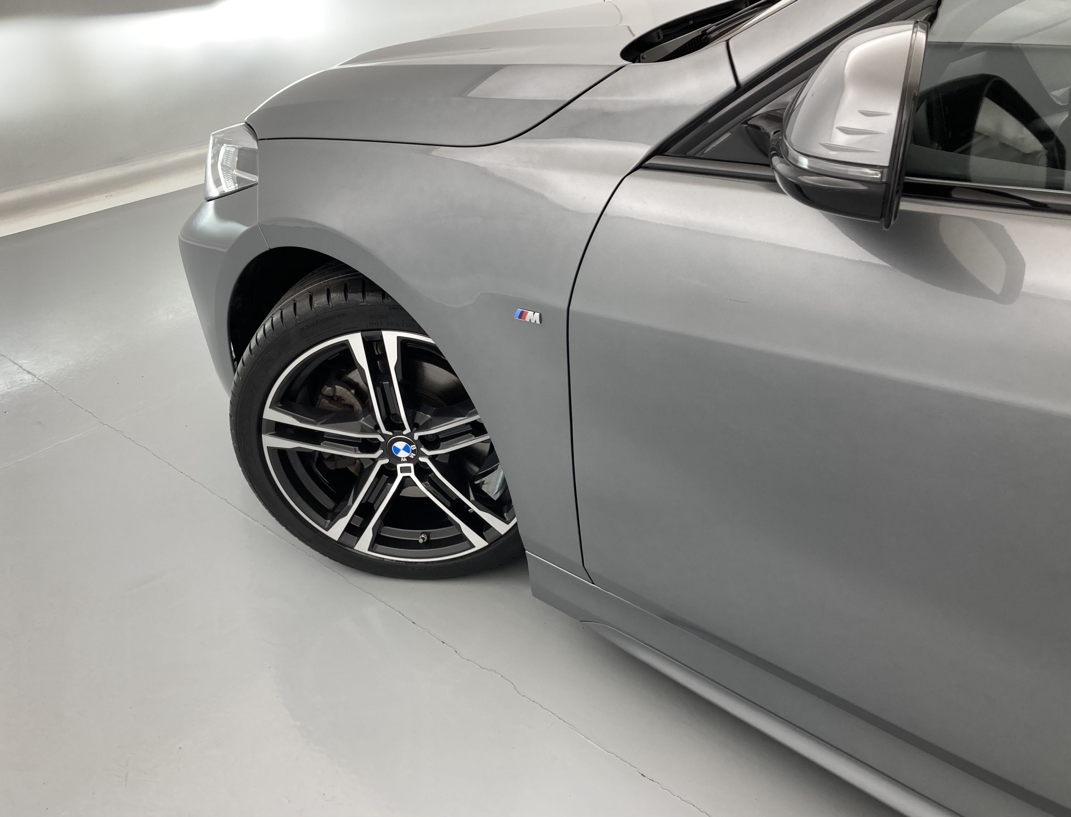 bmw serie 1 m sport 118I 136 STEPTRONIC 2024 skyscraper grau 24