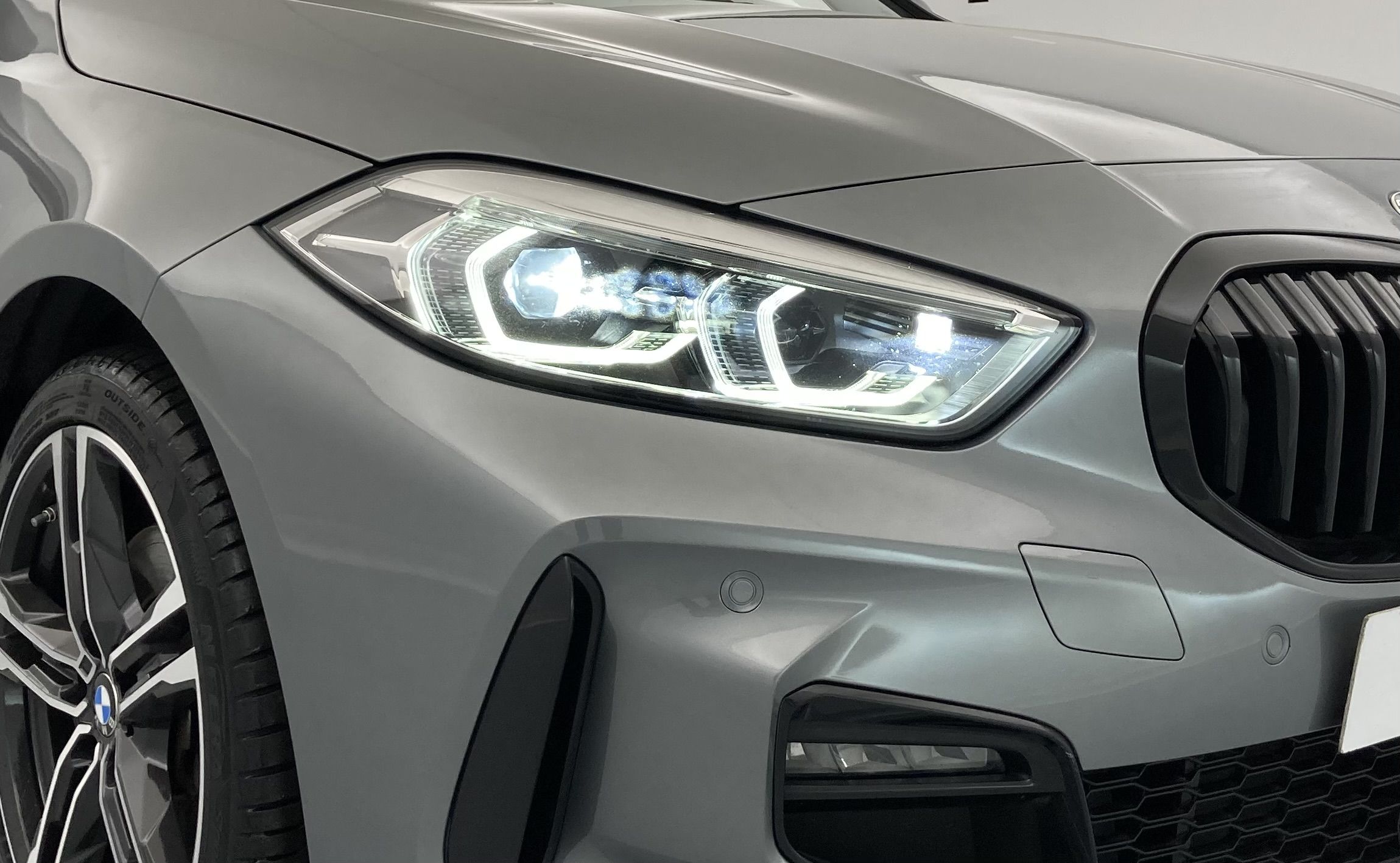 bmw serie 1 m sport 118I 136 STEPTRONIC 2024 skyscraper grau 25