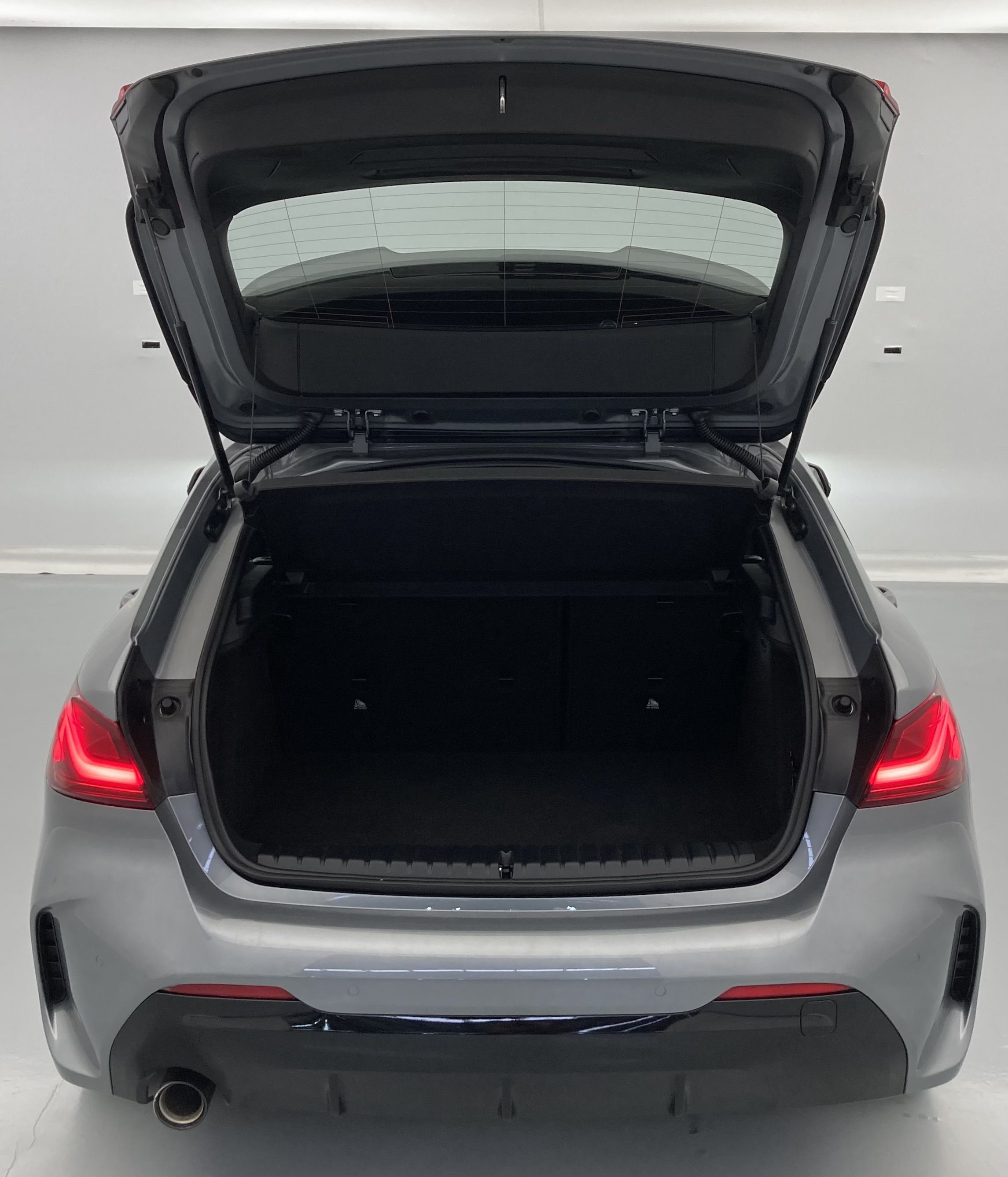 bmw serie 1 m sport 118I 136 STEPTRONIC 2024 skyscraper grau 27