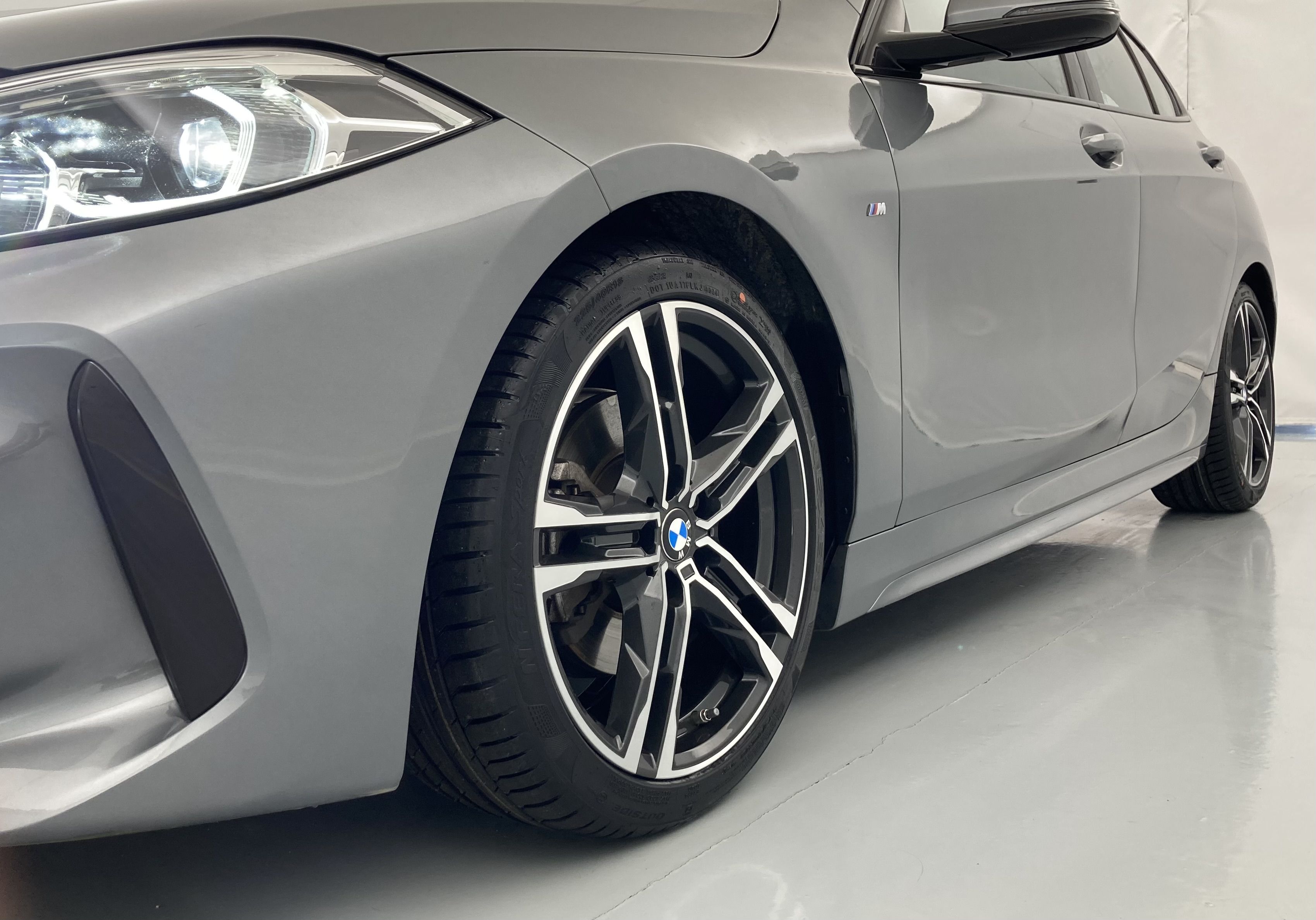bmw serie 1 m sport 118I 136 STEPTRONIC 2024 skyscraper grau 29