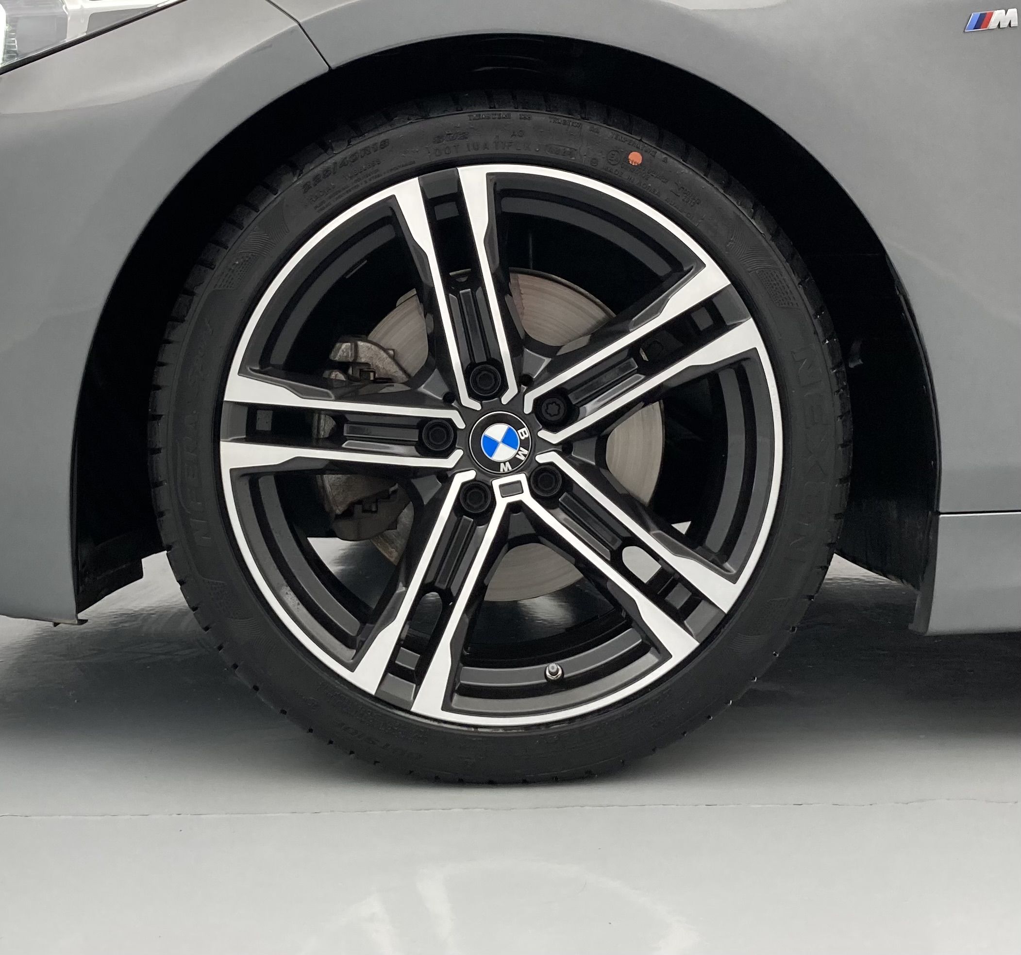 bmw serie 1 m sport 118I 136 STEPTRONIC 2024 skyscraper grau 30