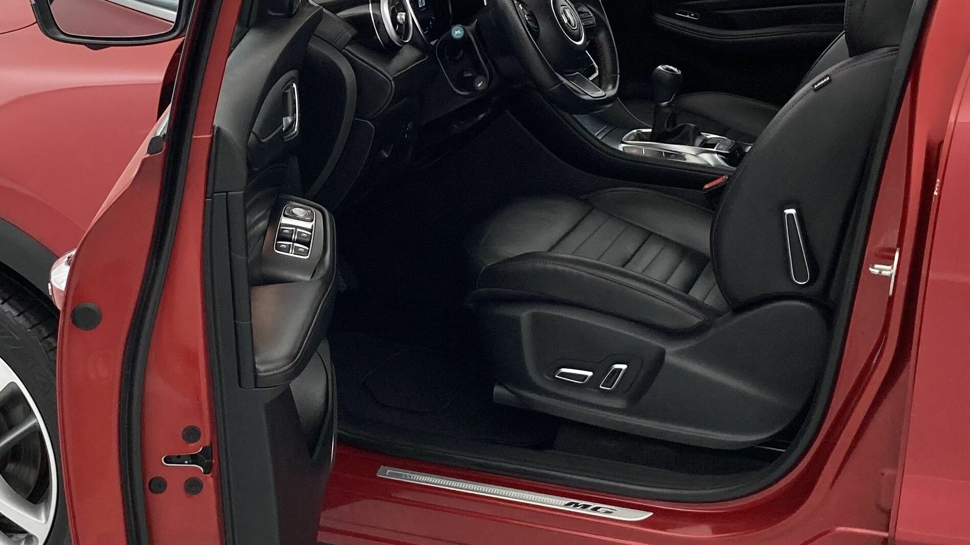 mg hs luxury 1.5 T-GDI 162 2023 diamond red 13