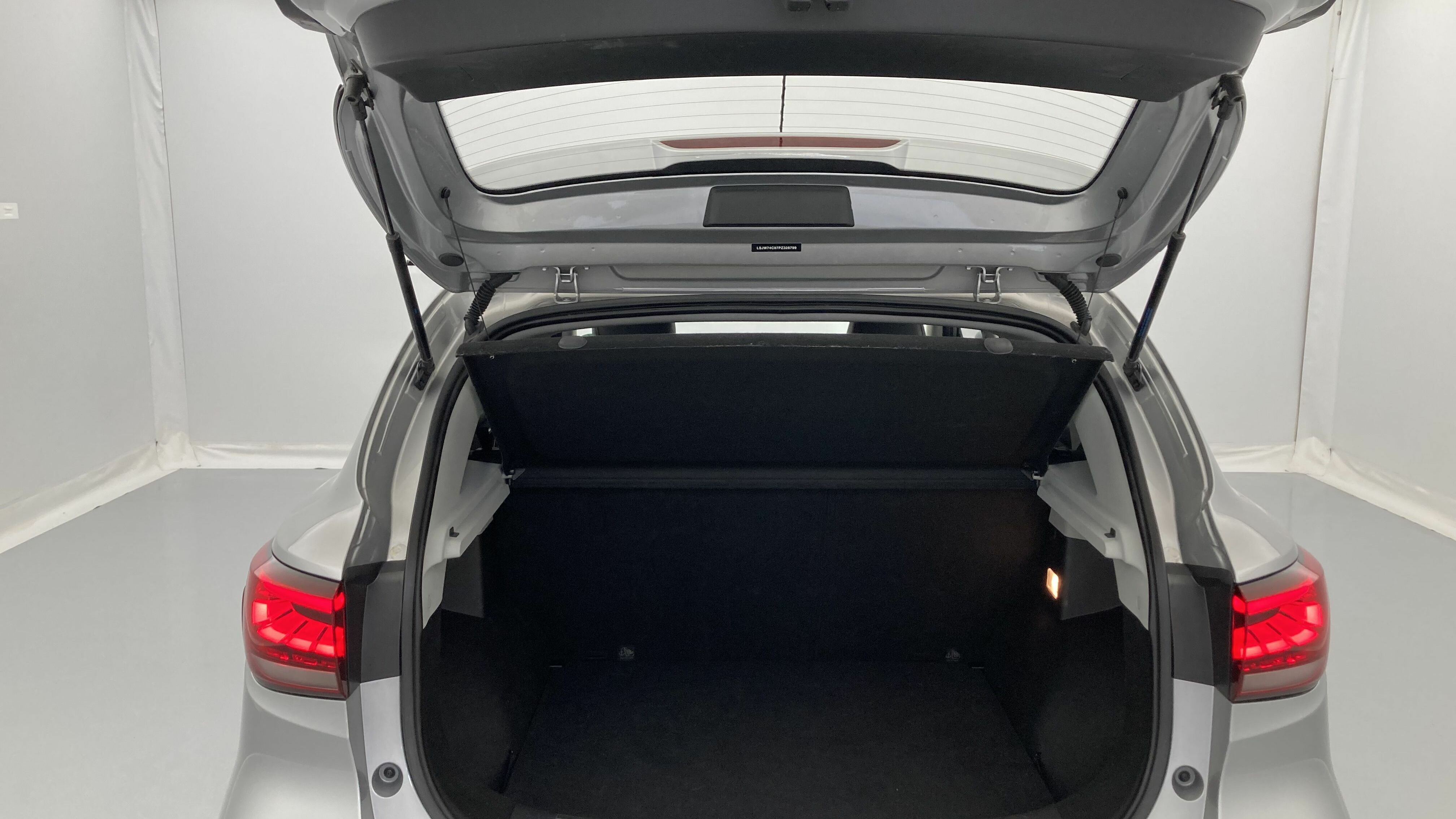 mg zs luxury 1.0 T-GDI 110 AT 2024 cosmic silver 24