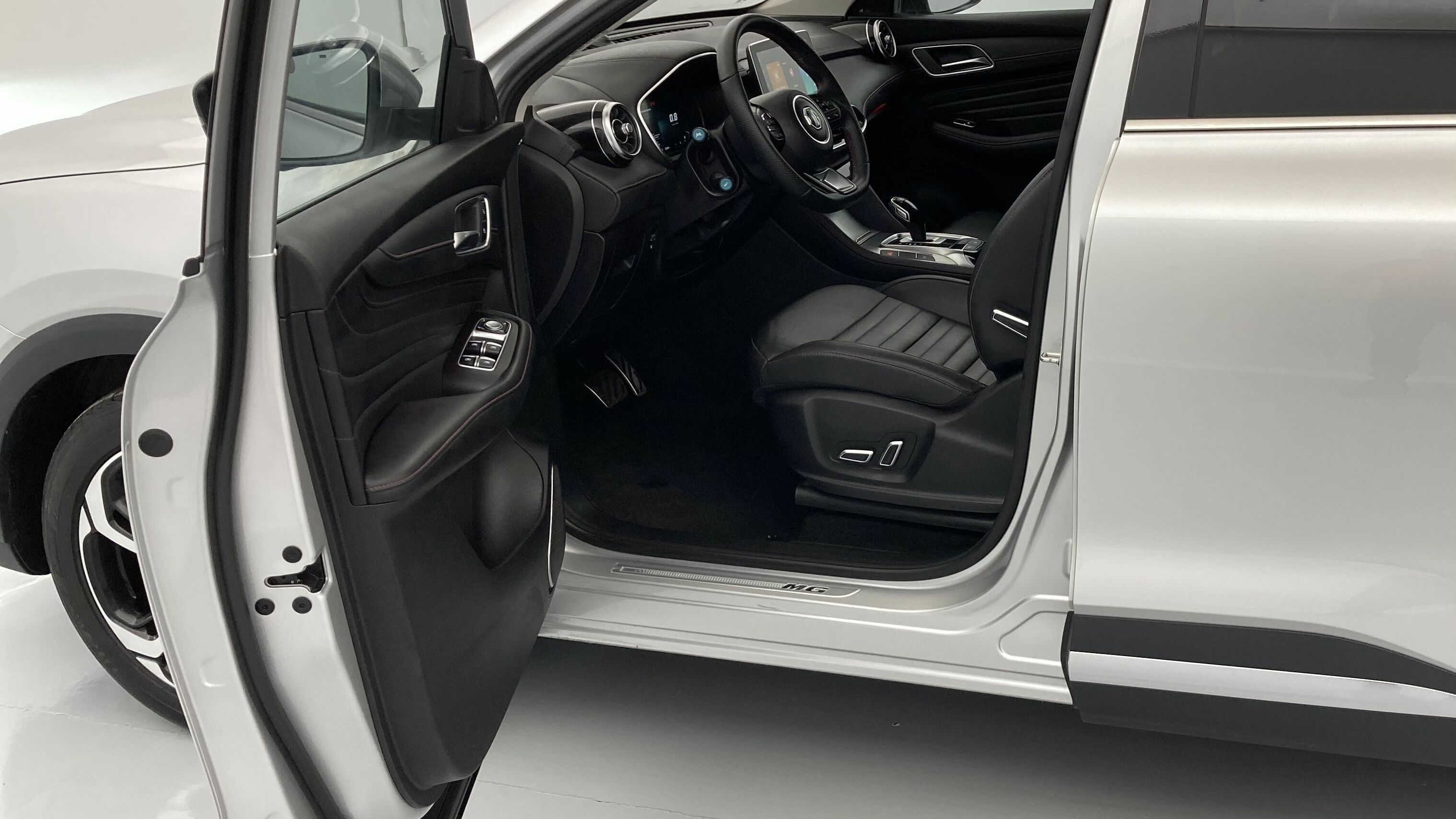 mg hs luxury 1.5 T-GDI 162 AT 2024 medal silver 13