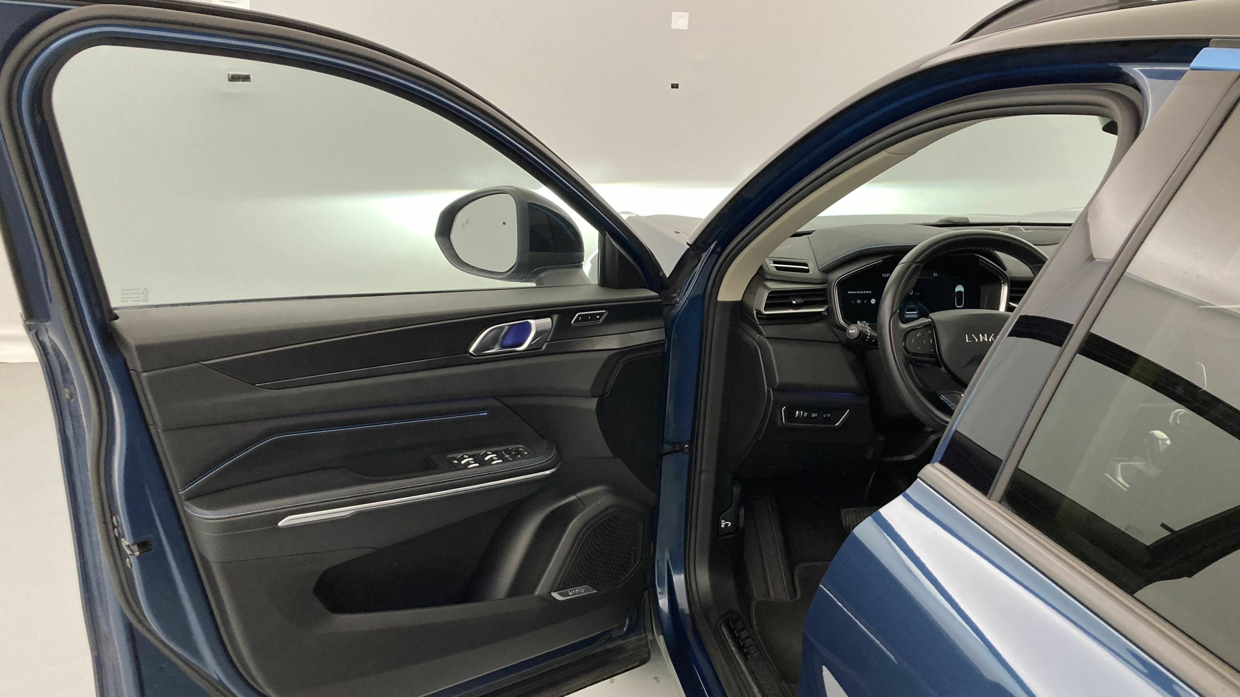 lynk&co 1 nv 1.5 PHEV 261 2022 blue 13