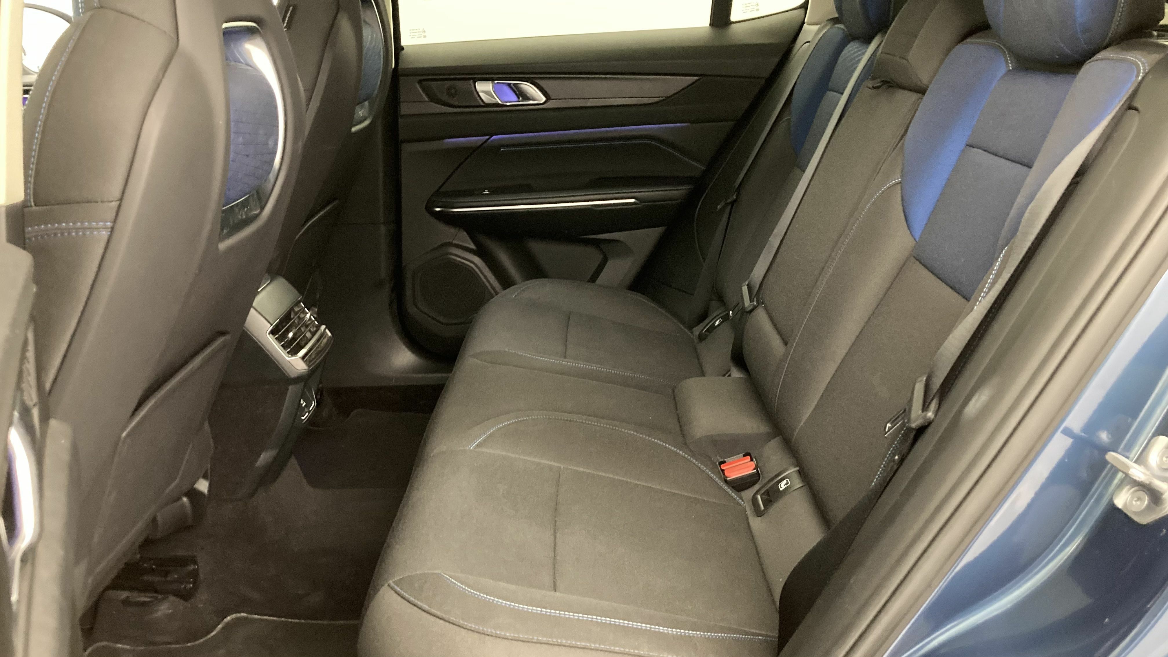 lynk&co 1 nv 1.5 PHEV 261 2022 blue 21