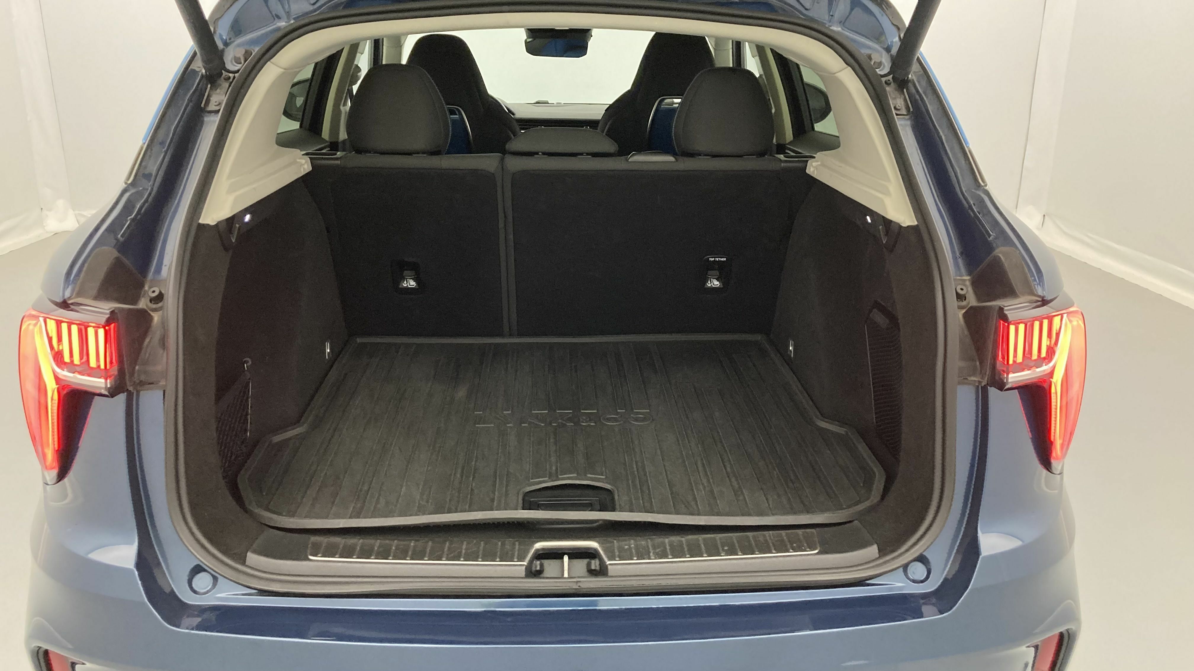 lynk&co 1 nv 1.5 PHEV 261 2022 blue 24