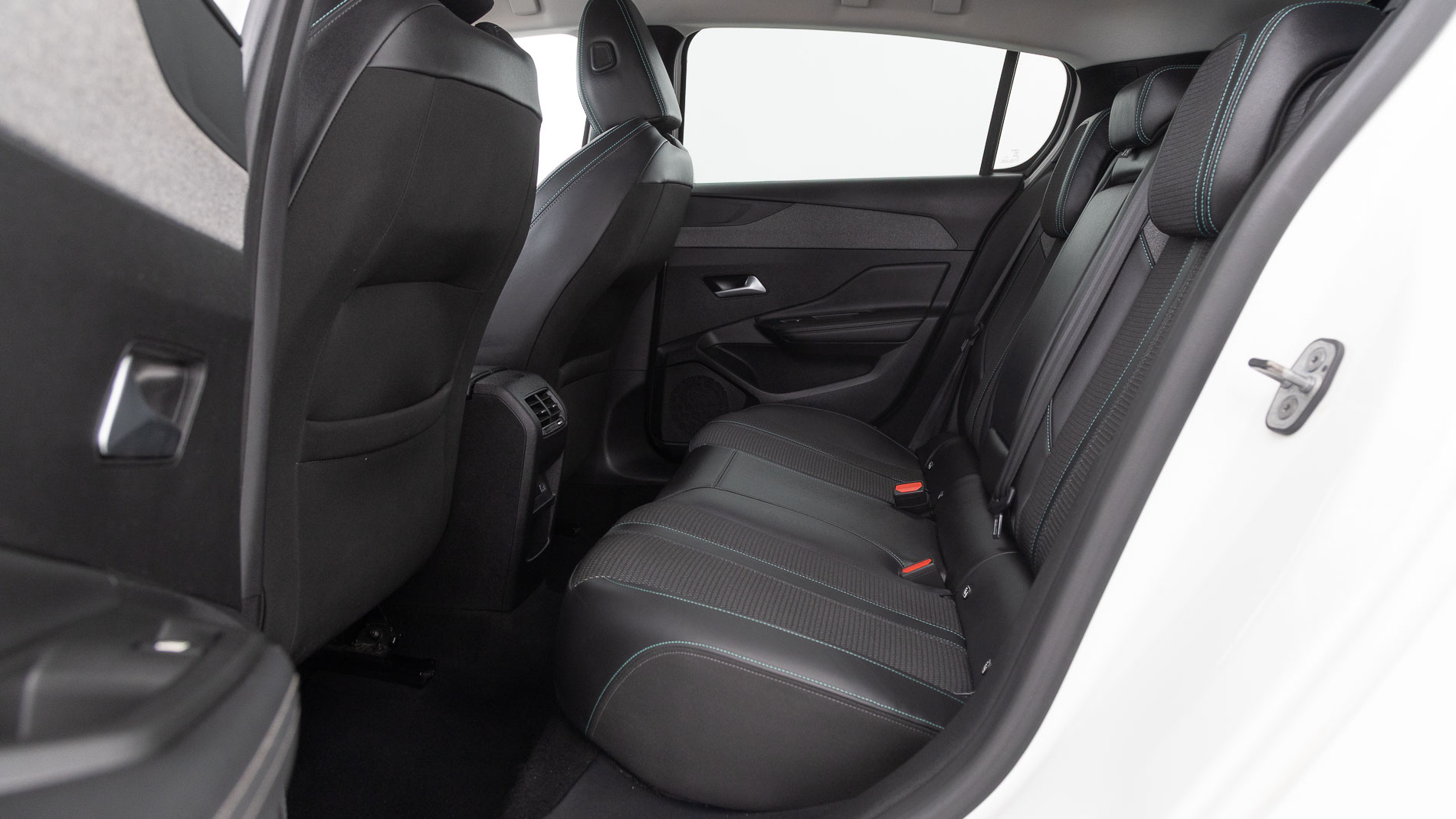 peugeot 308 allure 1.2 PURETECH 130 EAT 2023 blanco nacarado 21