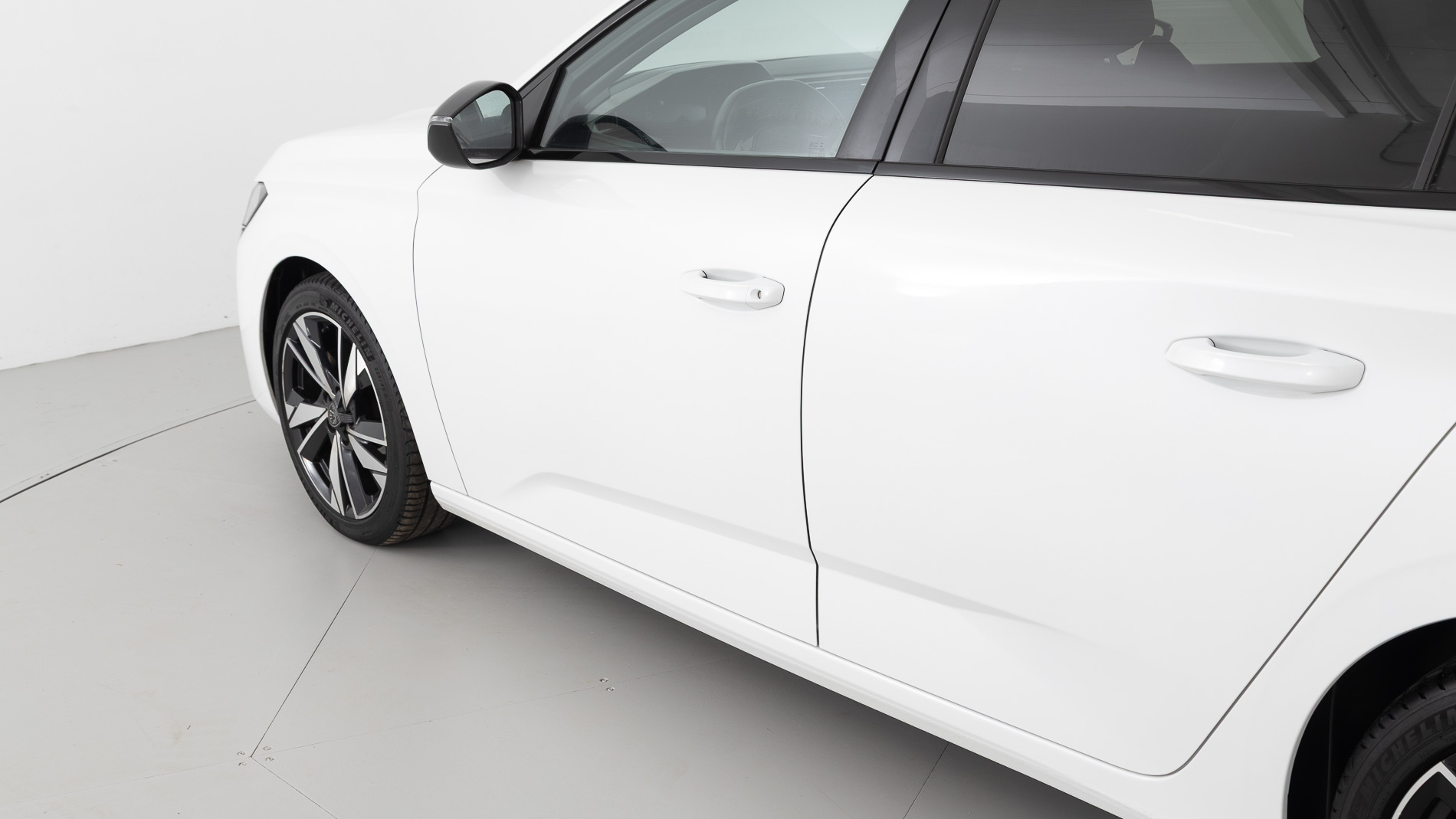 peugeot 308 allure 1.2 PURETECH 130 EAT 2023 blanco nacarado 33