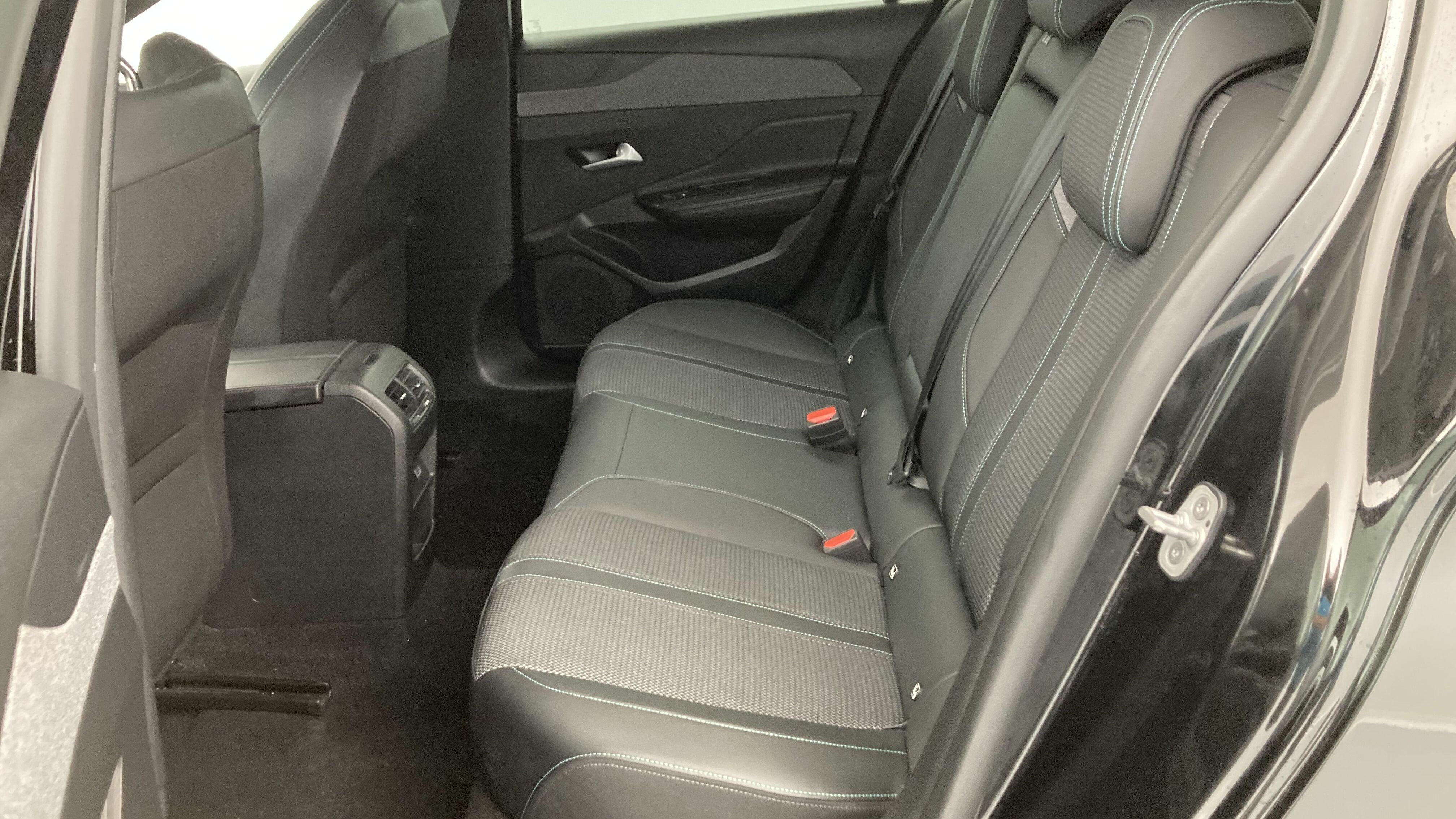 peugeot 308 allure 1.2 PURETECH 130 EAT 2023 negro perla nera 16