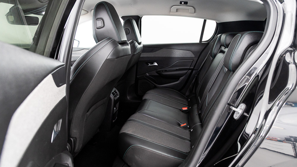 peugeot 308 allure 1.2 PURETECH 130 EAT 2023 negro perla nera 21