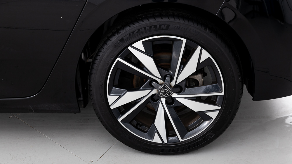 peugeot 308 allure 1.2 PURETECH 130 EAT 2023 negro perla nera 25