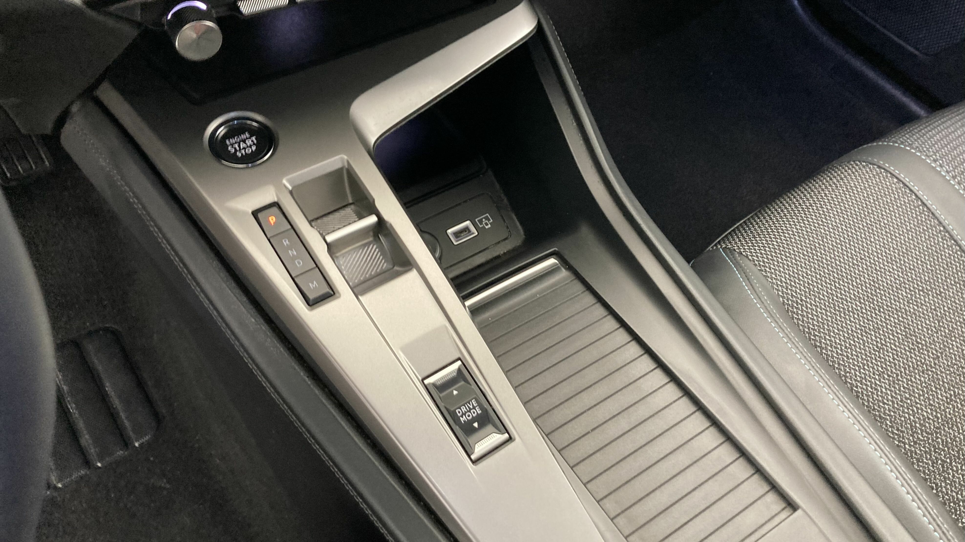 peugeot 308 allure 1.2 PURETECH 130 EAT 2023 negro perla nera 16