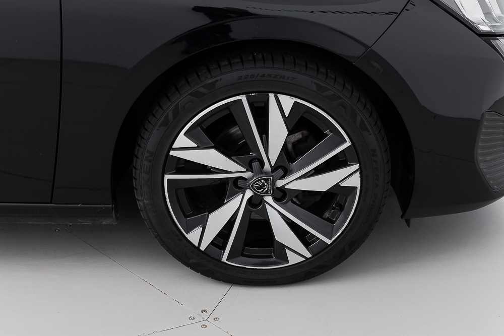 peugeot 308 allure 1.2 PURETECH 130 EAT 2023 negro perla nera 26