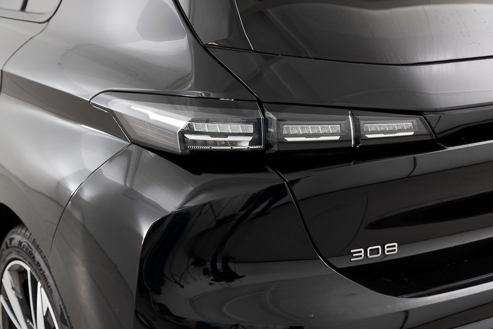 peugeot 308 allure 1.2 PURETECH 130 EAT 2023 negro perla nera 29