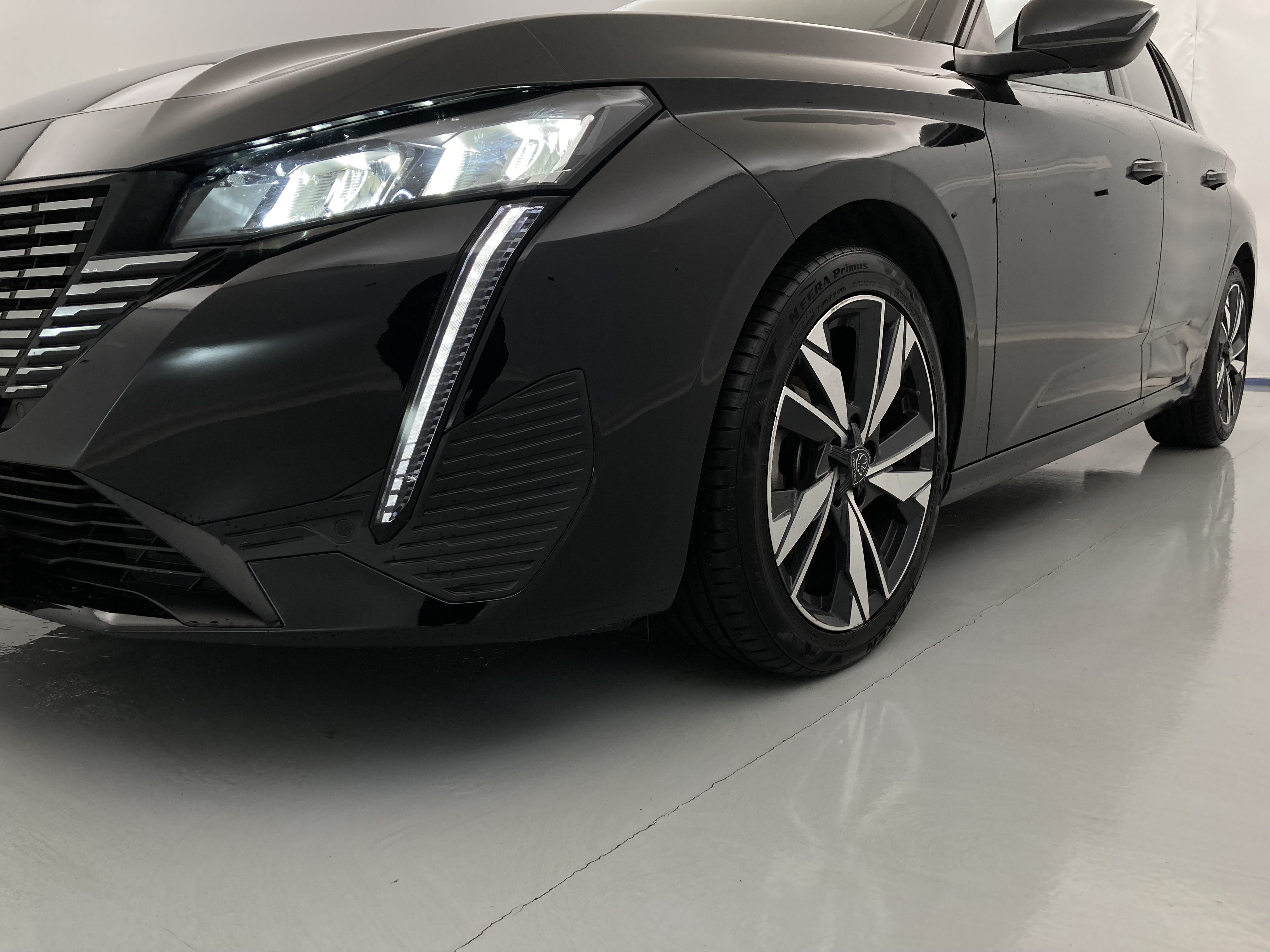 peugeot 308 allure 1.2 PURETECH 130 EAT 2023 negro perla nera 26