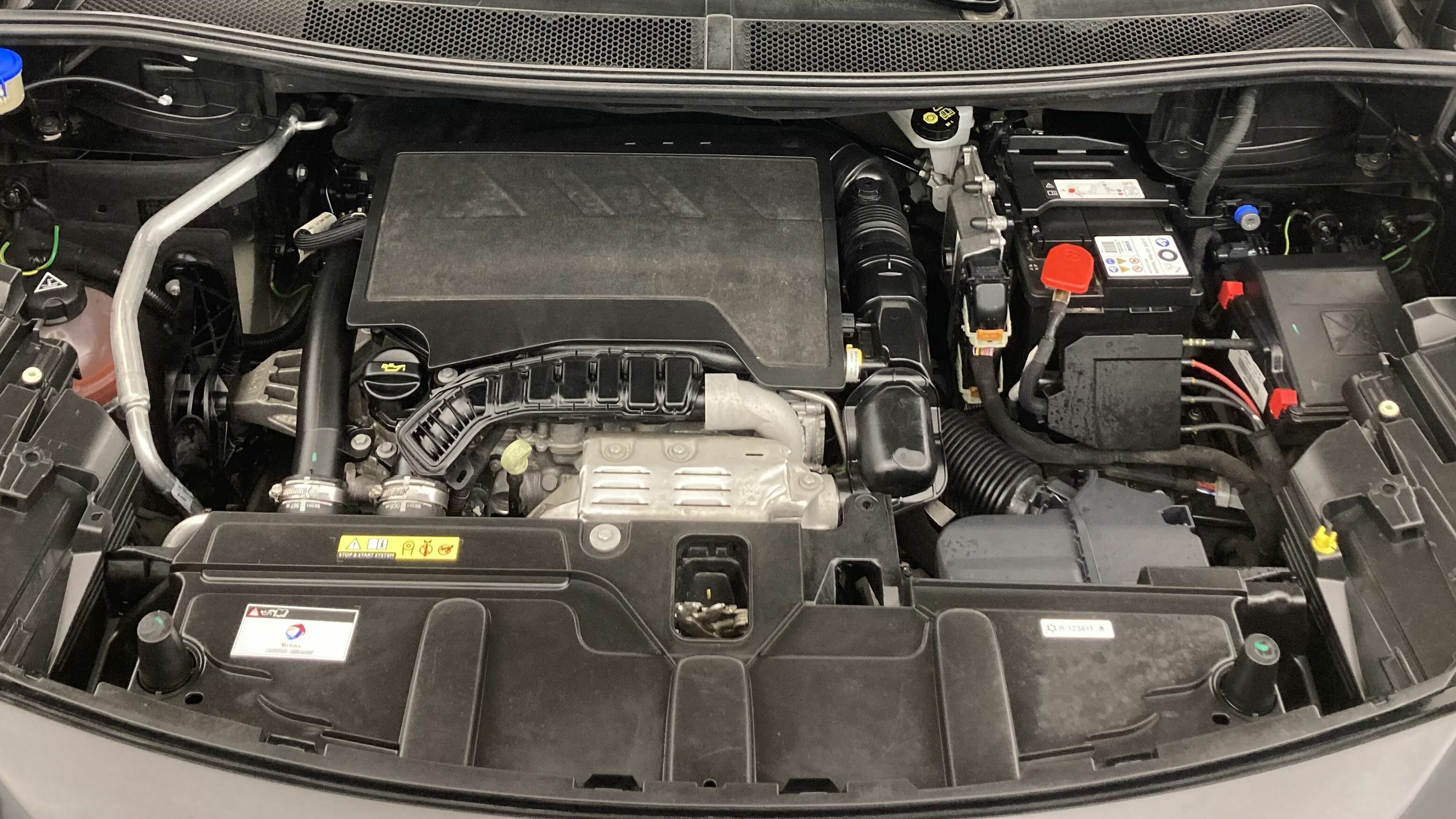 peugeot 3008 gt 1.2 PURETECH 130 EAT 2023 negro perla 19