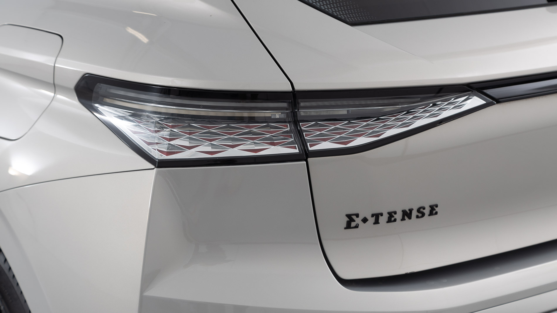 ds ds4 performance line + E-TENSE 225 CA 2023 crystal pearl 32