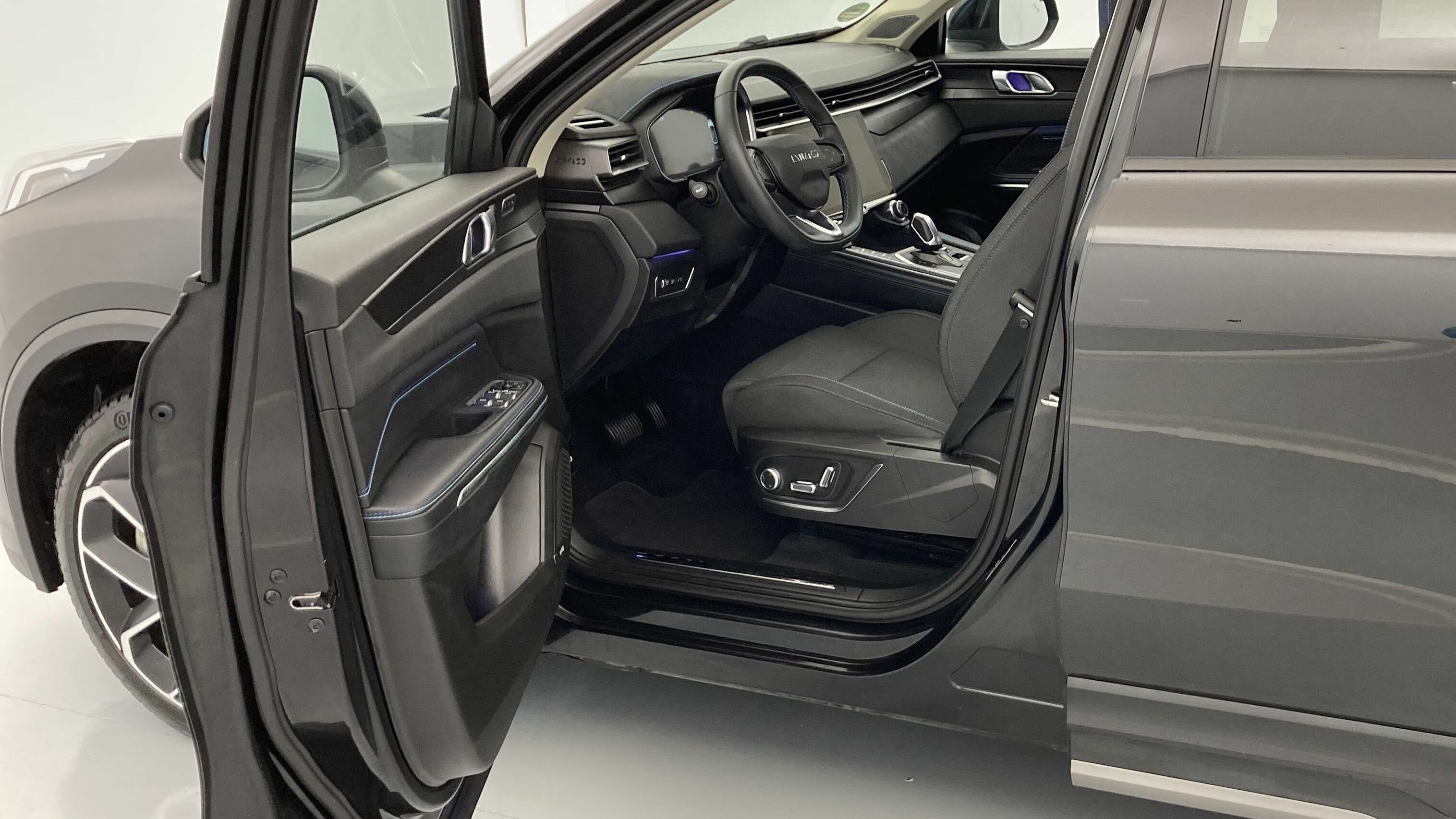 lynk&co 1 nv 1.5 PHEV 261 2022 black 14