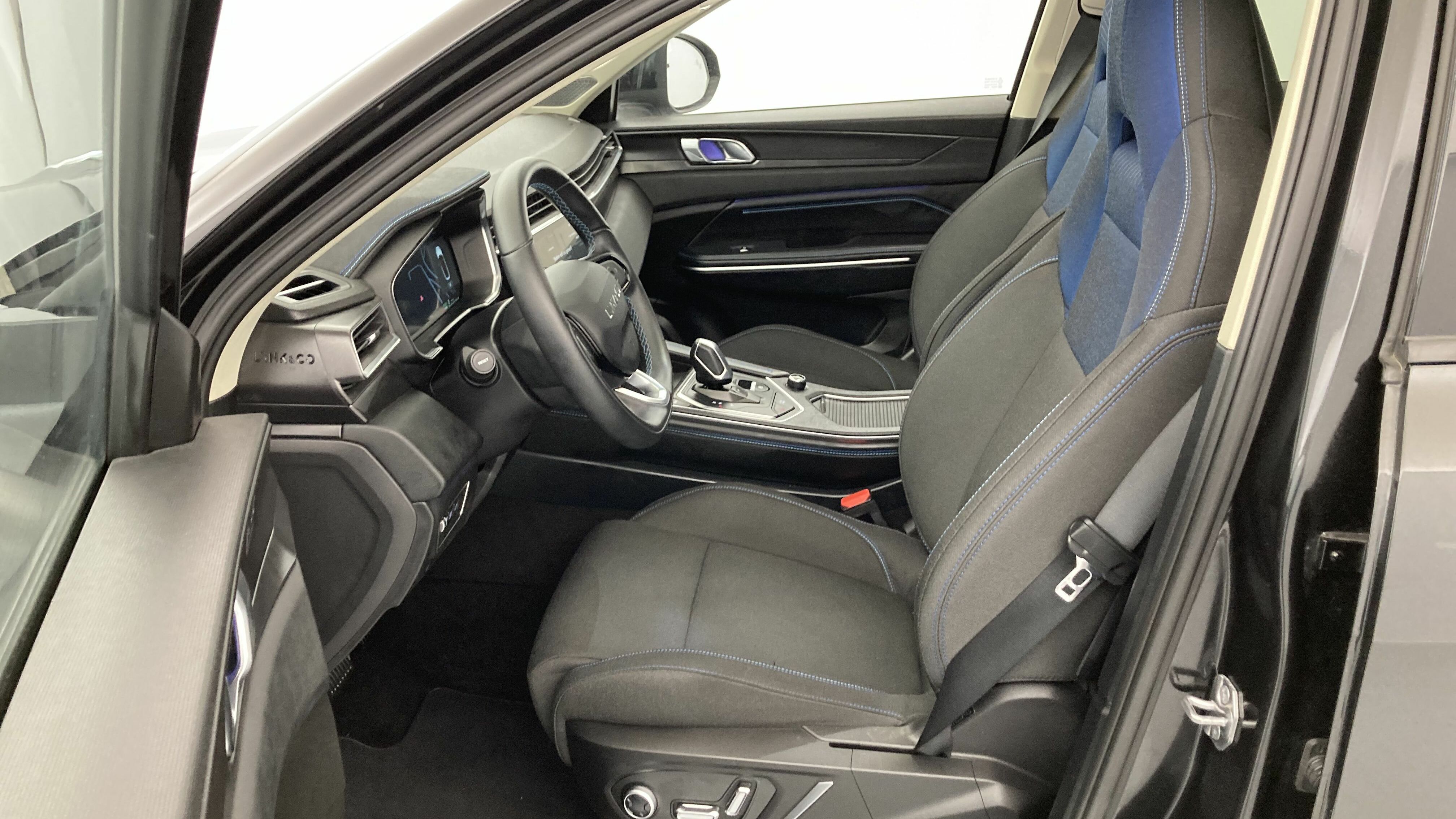 lynk&co 1 nv 1.5 PHEV 261 2022 black 15