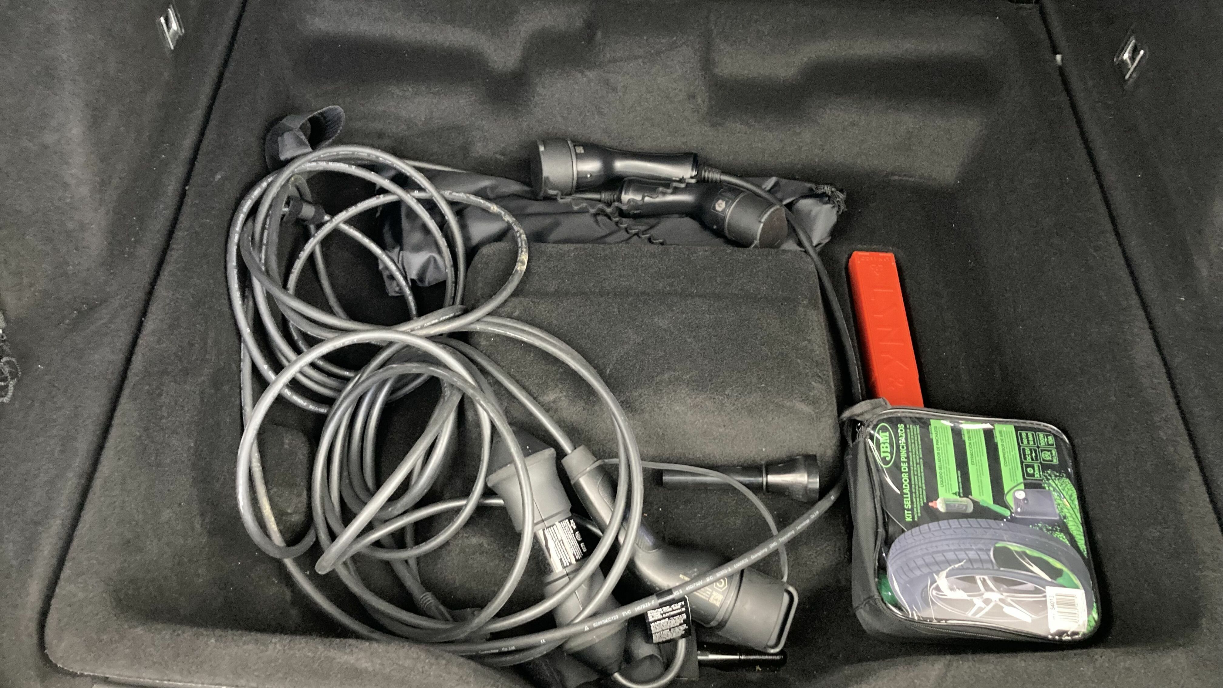 lynk&co 1 nv 1.5 PHEV 261 2022 black 24