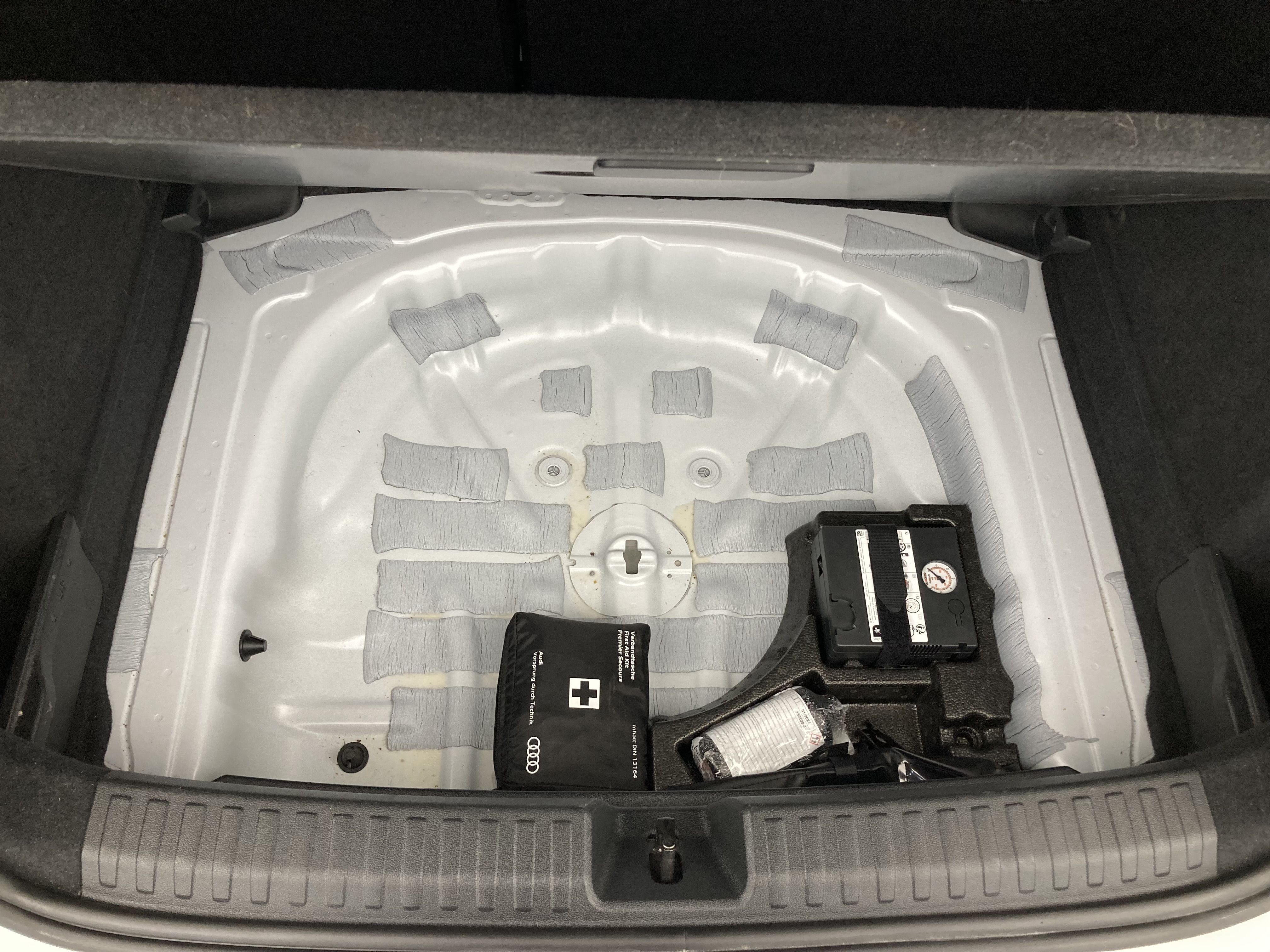 audi a3 sportback s line 35 TFSI 150 STRONIC 2023 gletscherweiss metallic 23